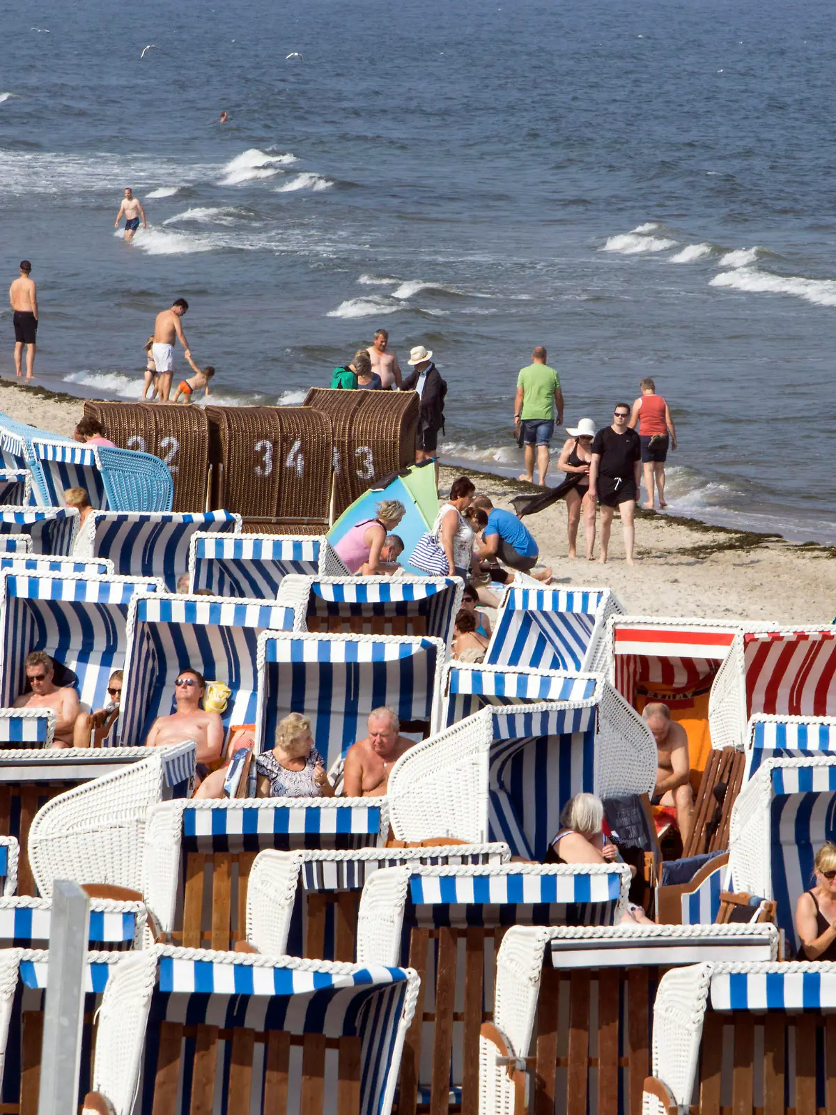 Strand in Binz - Insel Ruegen Blick auf den gut besuchten Strand in Binz auf der Insel Ruegen, am 13.09.2016. Binz Mecklenburg-Vorpommern Deutschland *** Beach in Binz Island Ruegen View of the well visited beach in Binz on the island of Ruegen, on 13 09 2016 Binz Mecklenburg Vorpommern Germany 