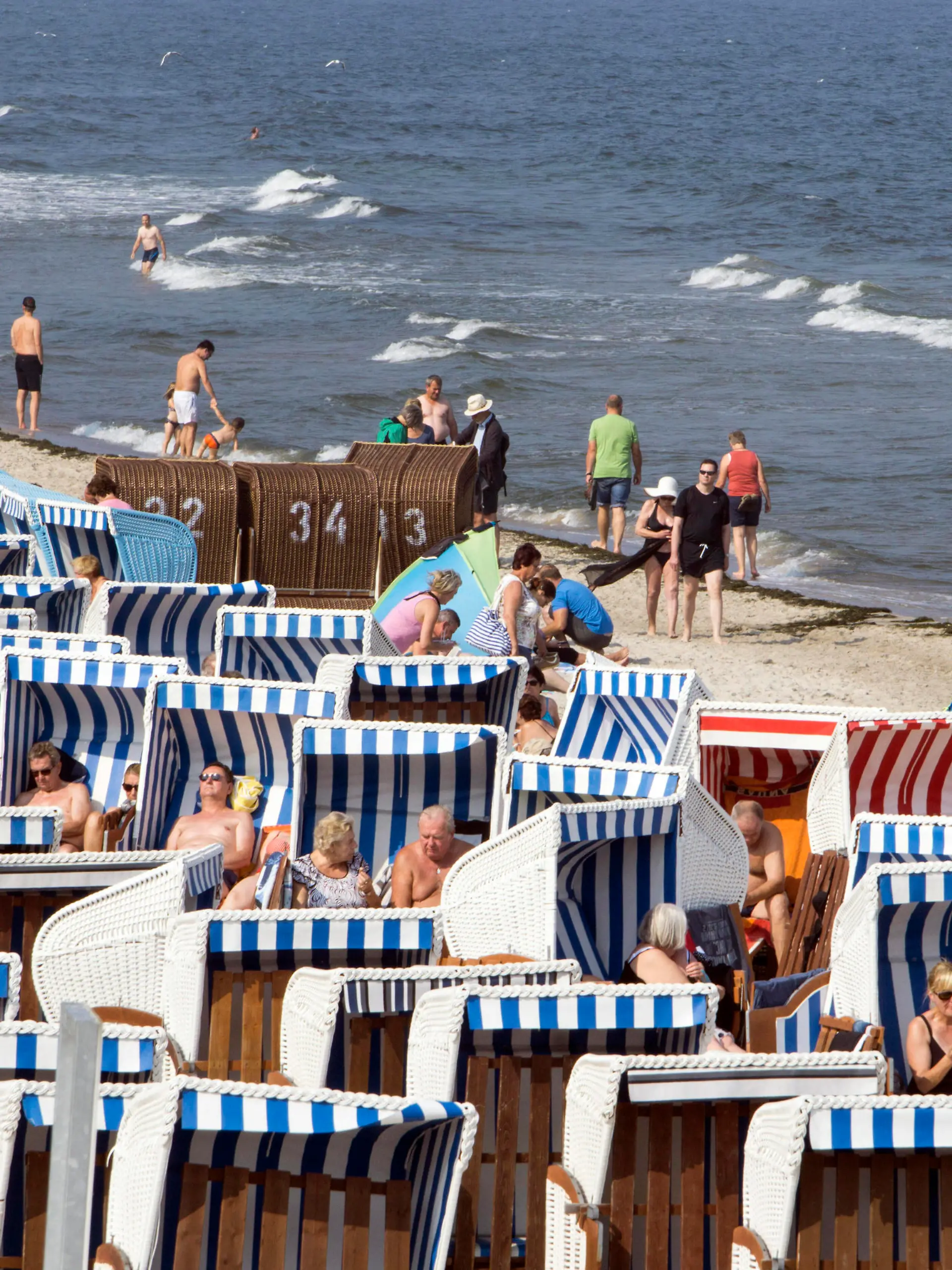 Strand in Binz - Insel Ruegen Blick auf den gut besuchten Strand in Binz auf der Insel Ruegen, am 13.09.2016. Binz Mecklenburg-Vorpommern Deutschland *** Beach in Binz Island Ruegen View of the well visited beach in Binz on the island of Ruegen, on 13 09 2016 Binz Mecklenburg Vorpommern Germany 