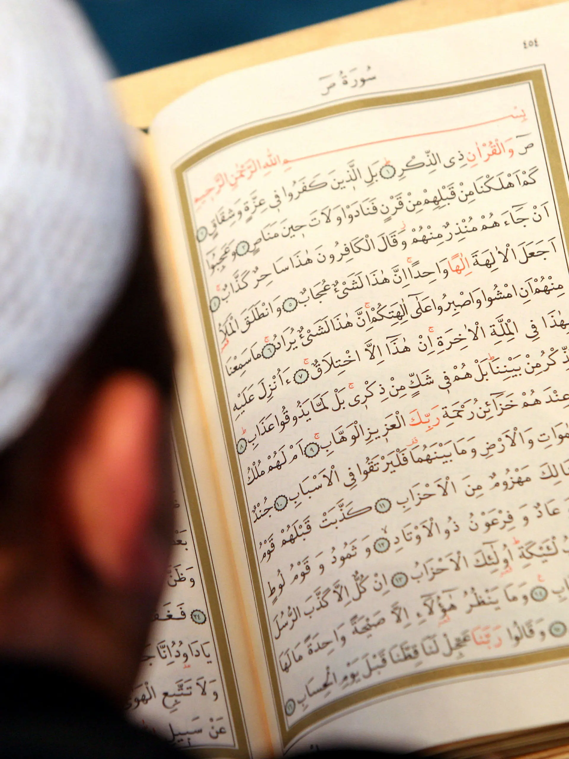 Archiv - Ein Imam in der Sehitlik-Moschee am Columbiadamm in Berlin, aufgenommen am "Tag der offenen Moschee" am 03.10.2007. Der Hauptgebetssaal, den man über die zwei äußeren Freitreppen erreicht, bietet Platz für etwa 1.000 Gläubige. Angesichts von vier Millionen Muslimen in der Bundesrepublik fordert der Wissenschaftsrat die Ausbildung von Imamen und islamischen Gelehrten auch an deutschen Universitäten. Dafür sollen zunächst an zwei bis drei Hochschulen Zentren für islamisch- theologische Forschung aufgebaut werden, heißt es in der Empfehlung des Wissenschaftsrats «zur Weiterentwicklung von Theologien und religionsbezogenen Wissenschaften an deutschen Hochschulen».  Foto: Rainer Jensen   dpa  +++(c) dpa - Bildfunk+++
