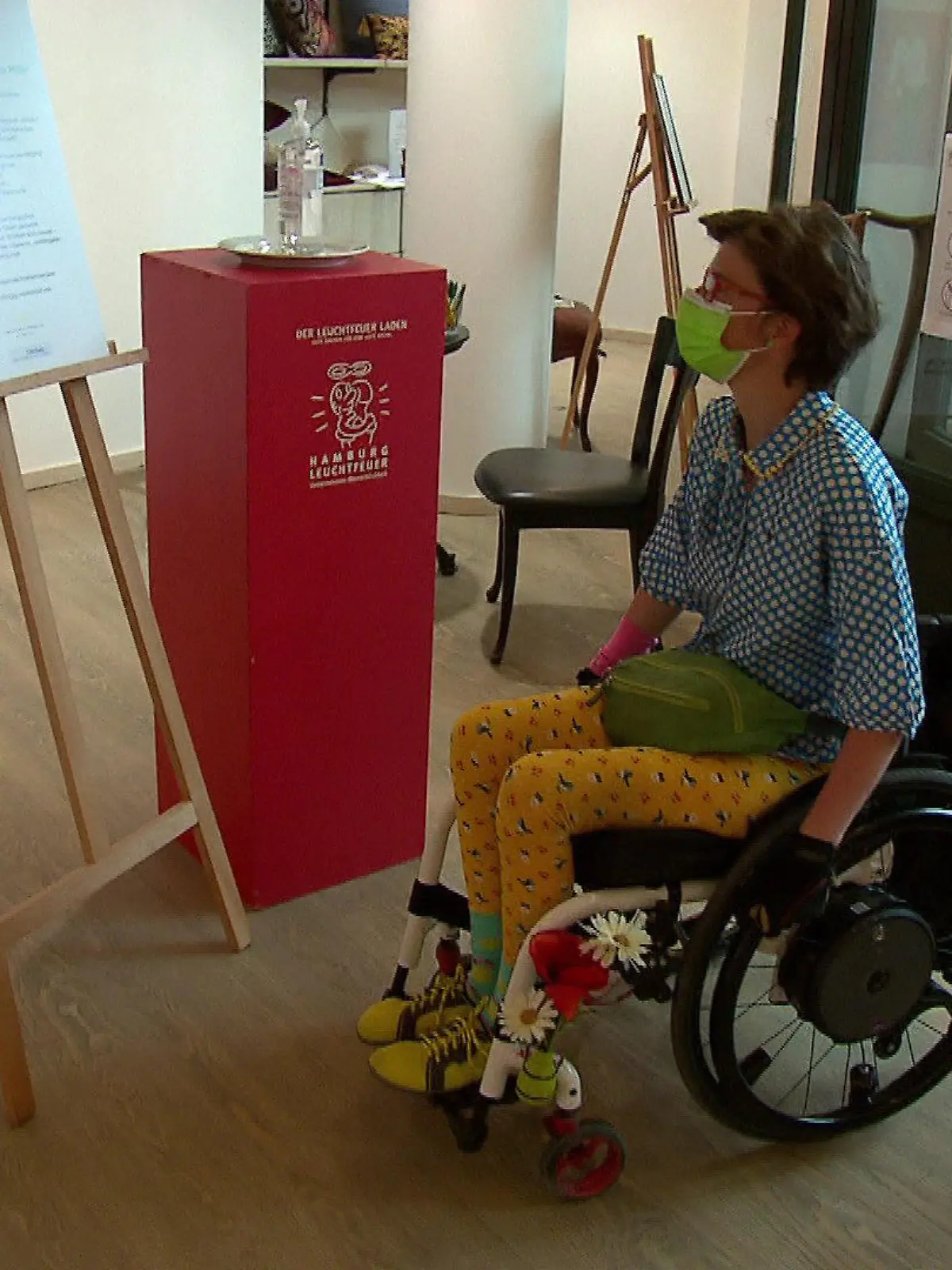 Daniela Möller schaut sich die Ausstellung an, von der sie ein Teil ist