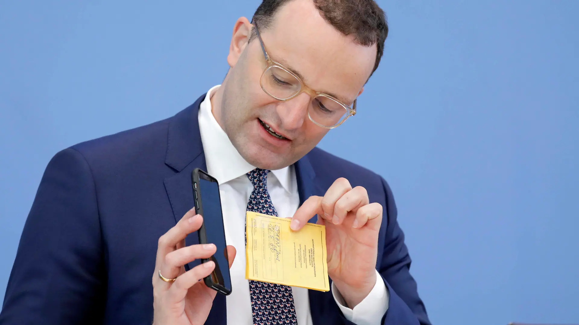 Jens Spahn, Bundesminister fuer Gesundheit, CDU, zeigt seinen gelben Impfpass undsein Smartphone, PK zu - Corona-Lage und Vorstellung des CovPass, DEU, Berlin, 10.06.2021 *** Jens Spahn, Federal Minister of Health, CDU, shows his yellow vaccination card and his smartphone, PK on Corona situation and presentation of CovPass, DEU, Berlin, 10 06 2021