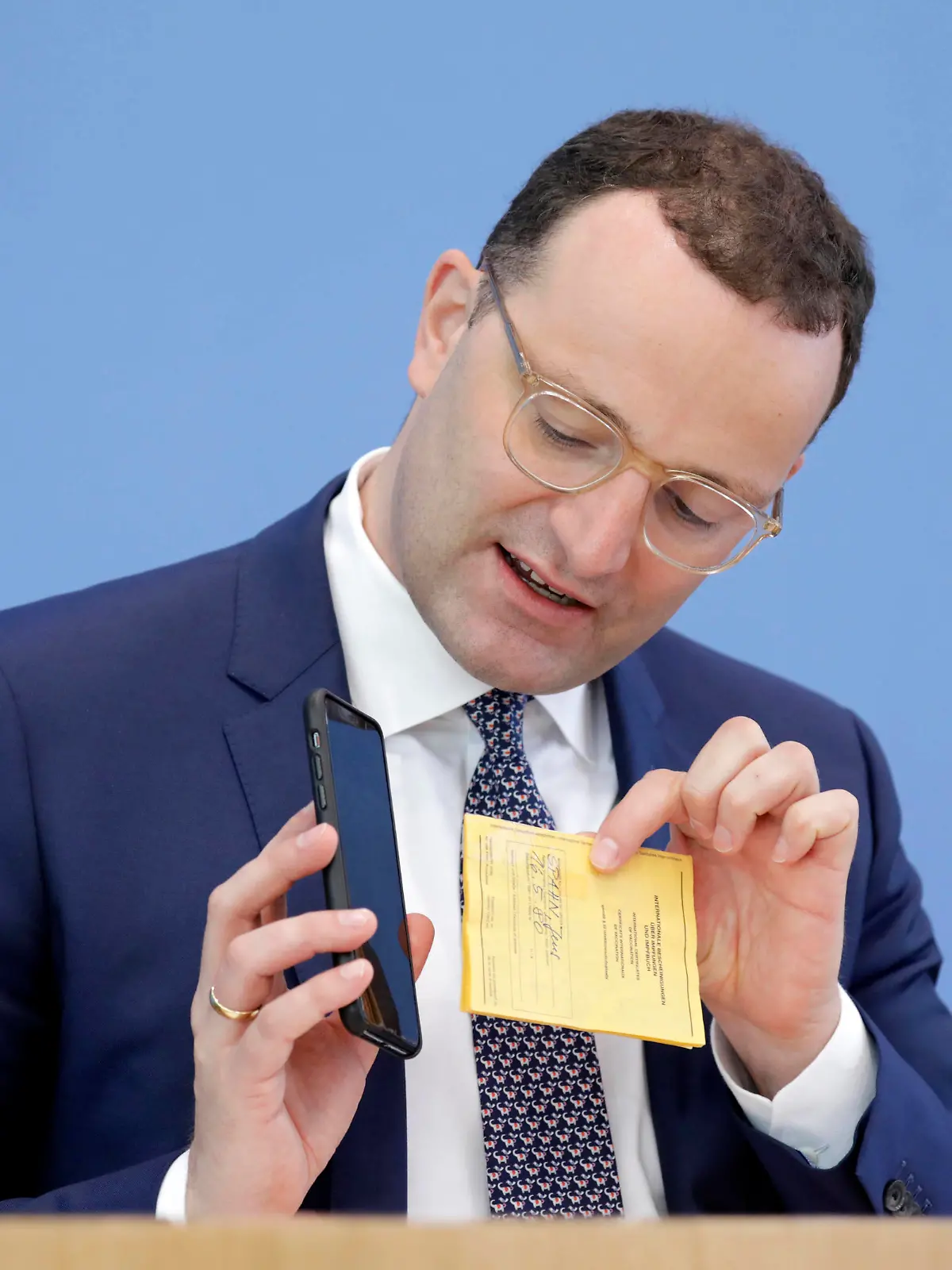  Jens Spahn, Bundesminister fuer Gesundheit, CDU, zeigt seinen gelben Impfpass undsein Smartphone, PK zu - Corona-Lage und Vorstellung des CovPass, DEU, Berlin, 10.06.2021 *** Jens Spahn, Federal Minister of Health, CDU, shows his yellow vaccination card and his smartphone, PK on Corona situation and presentation of CovPass, DEU, Berlin, 10 06 2021
