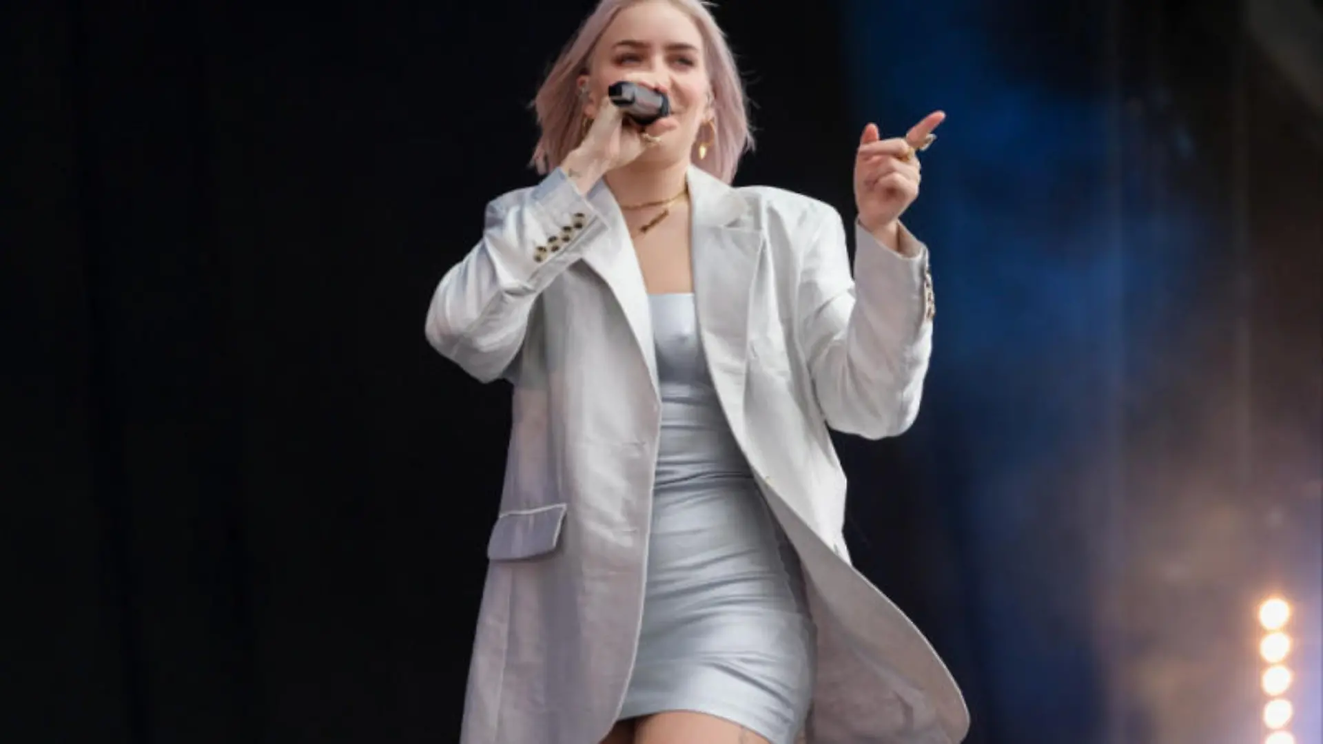 Anne-Marie schrieb ihre Songs nach ihrer Therapie neu