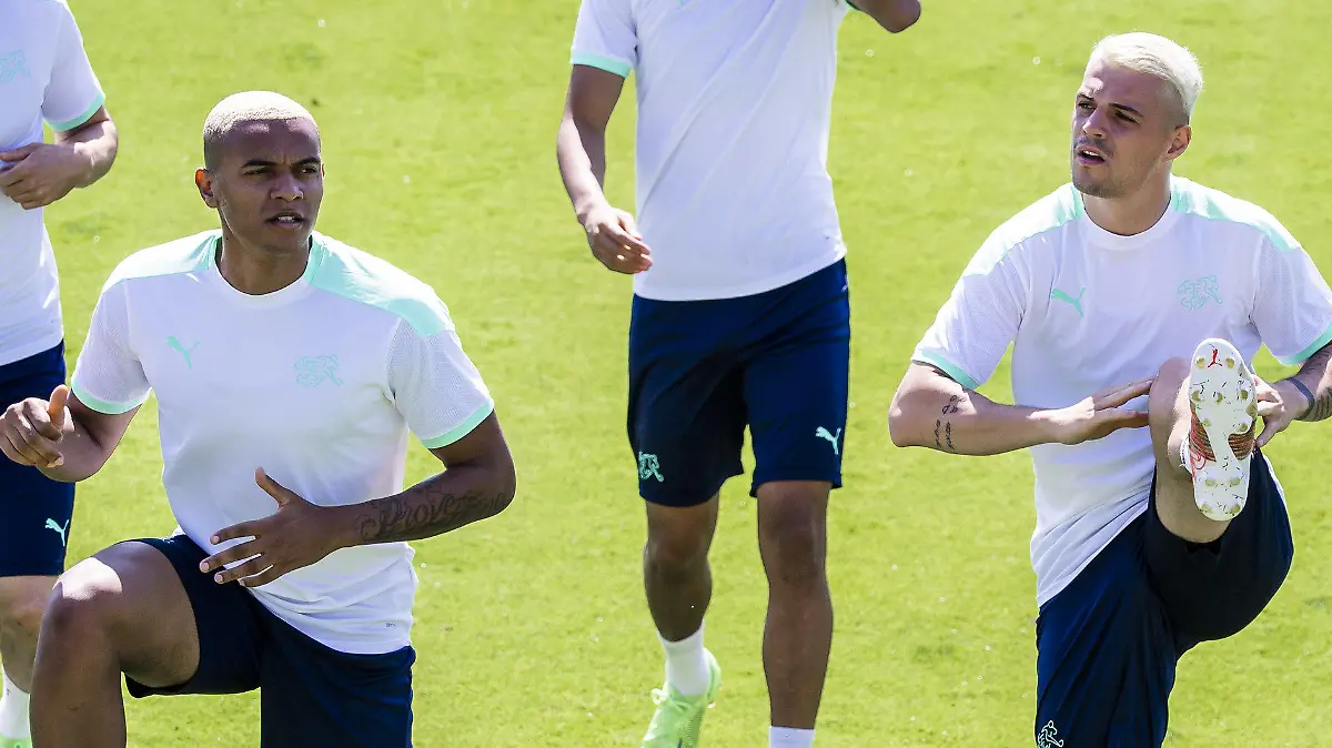 15.06.2021, Italien, Rom: Fußball: EM, Gruppe A, vor dem Spiel Italien - Schweiz. Mittelfeldspieler Christian Fassnacht (l-r), Verteidiger Manuel Akanji, Mittelfeldspieler Djibril Sow, Mittelfeldspieler Granit Xhaka und Verteidiger Nico Elvedi während einer Trainingseinheit für das Fußballturnier Euro 2020 im Sportzentrum Tre Fontane. Foto: Jean-Christophe Bott/KEYSTONE/dpa +++ dpa-Bildfunk +++