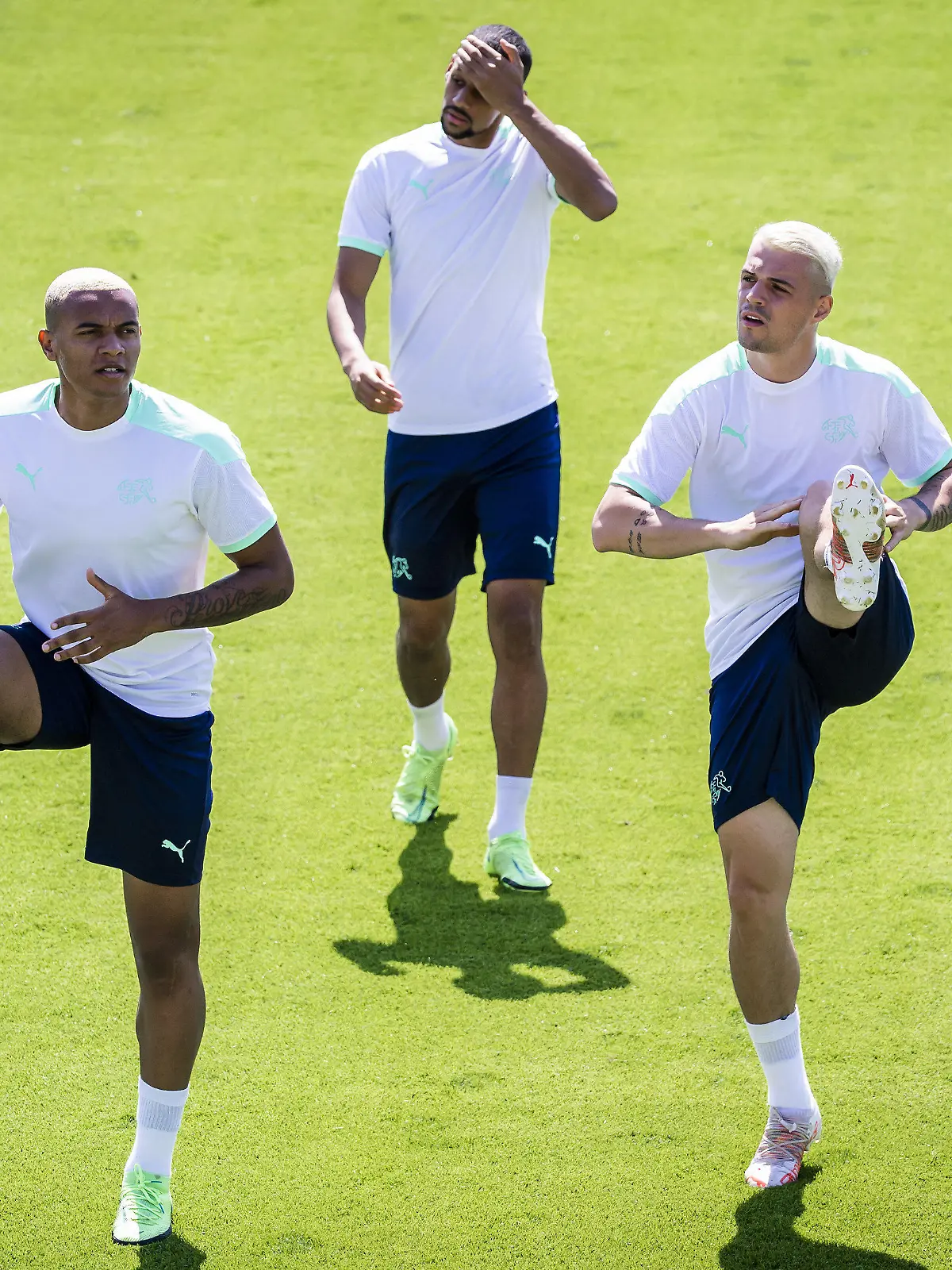 15.06.2021, Italien, Rom: Fußball: EM, Gruppe A, vor dem Spiel Italien - Schweiz. Mittelfeldspieler Christian Fassnacht (l-r), Verteidiger Manuel Akanji, Mittelfeldspieler Djibril Sow, Mittelfeldspieler Granit Xhaka und Verteidiger Nico Elvedi während einer Trainingseinheit für das Fußballturnier Euro 2020 im Sportzentrum Tre Fontane. Foto: Jean-Christophe Bott/KEYSTONE/dpa +++ dpa-Bildfunk +++