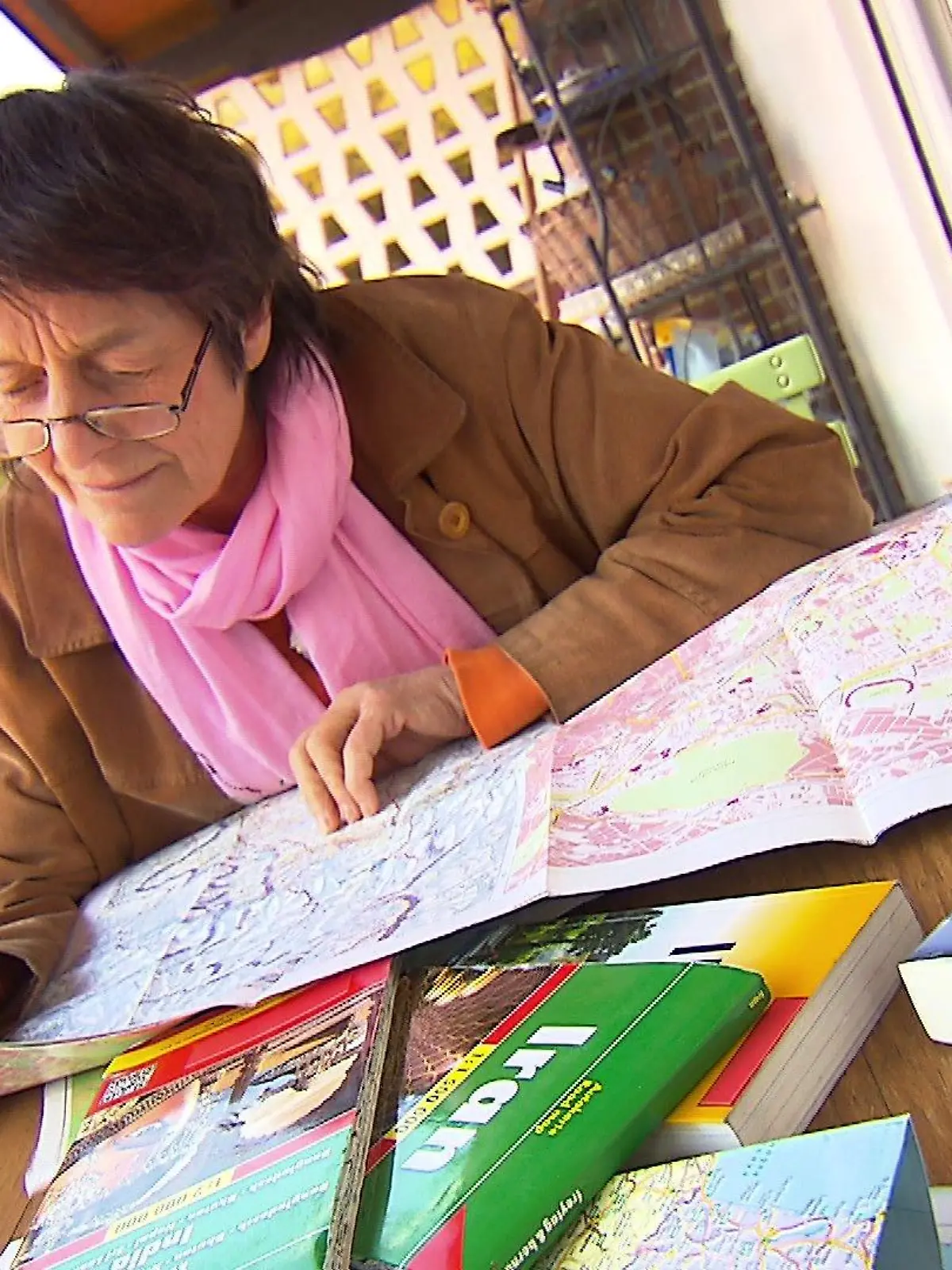 Margot Flügel-Anhalt aus Sontra (Hessen) schaut sich die Landkarten ihrer Weltreise an.