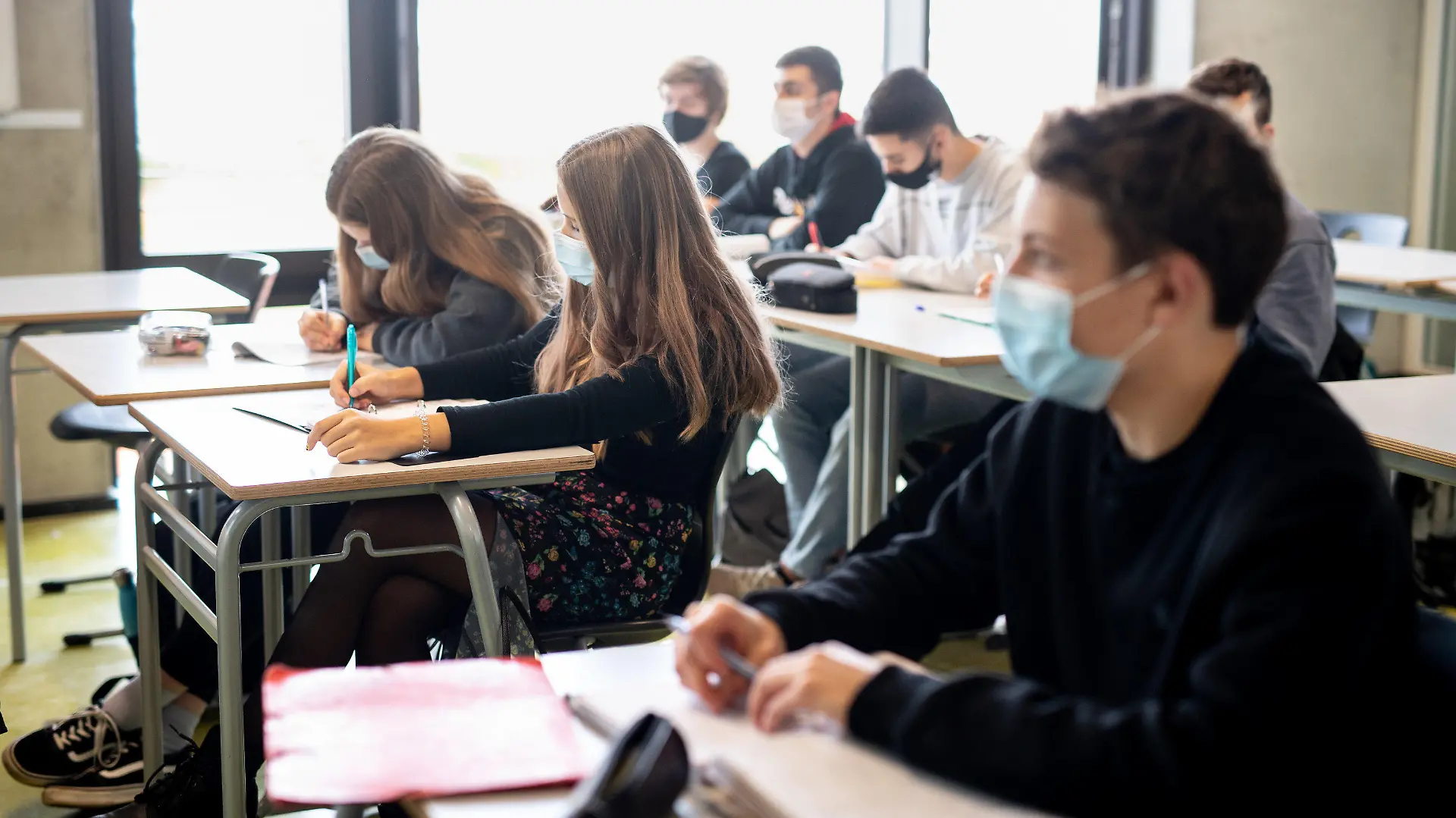 17.11.2020, Bayern, München: Schülerinnen und Schüler nehmen mit Mund- und Nasenschutz am Unterricht in einem Geographie-Seminar in der Jahrgangsstufe elf am staatlichen Gymnasium Trudering teil. Foto: Matthias Balk/dpa +++ dpa-Bildfunk +++