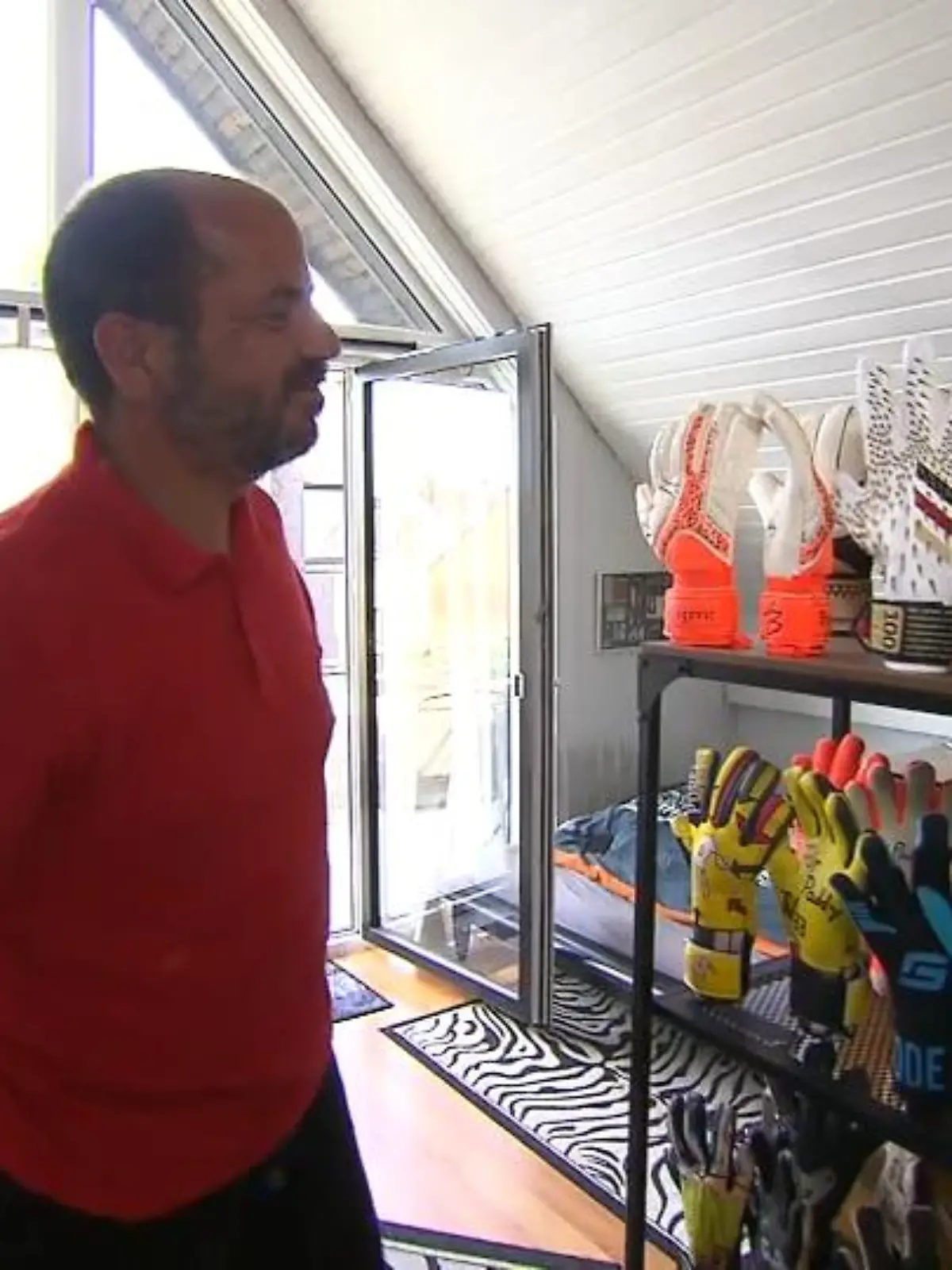 Sein Lieblingssport hat Patrick Schuch aus Hattersheim zu einem ganz besonderen Hobby gebracht: Der 43-Jährige sammelt leidenschaftlich Torwart-Handschuhe....