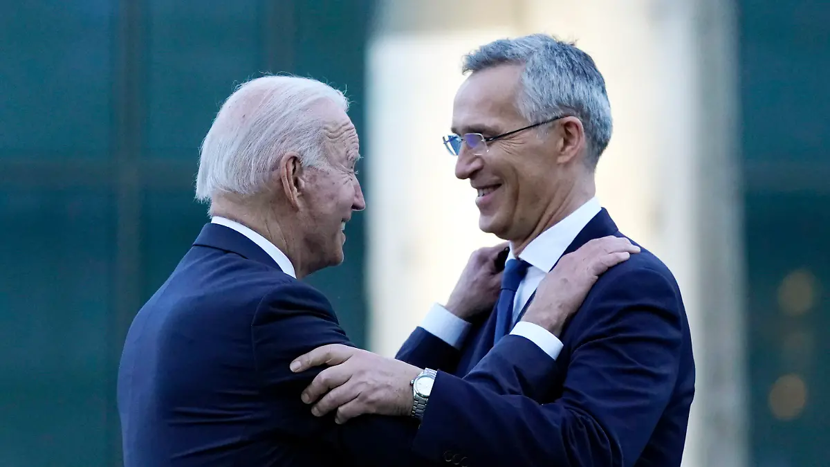 14.06.2021, Belgien, Brüssel: US-Präsident Joe Biden (l) und Nato-Generalsekretär Jens Stoltenberg unterhalten sich im NATO-Hauptquartier in Brüssel bei ihrem Besuch der Gedenkstätte für die Terroranschläge des 11. September in New York. Foto: Patrick Semansky/AP/dpa +++ dpa-Bildfunk +++