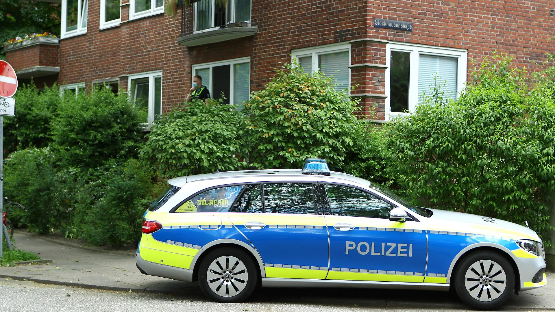 In der Burmesterstraße kam es am Mittwoch, den 9. Juni, zu einem Feuerwehr-Einsatz, nachdem Bewohner eines mehrstöckigen Hauses Rauchentwicklung aus einer Wohnung im Erdgeschoss gemeldet hatten. Die Polizei war ebenfalls mit mehreren Einsatzwagen vor Ort. Der Einsatz dauerte nur wenige Minuten, einen Wohnungsbrand gab es nicht. Barmbek Hamburg *** In the Burmesterstraße it came on Wednesday, June 9, to a fire brigade operation, after residents of a multi-storey house had reported smoke development from an apartment on the ground floor The police was also on site with several emergency vehicles The operation lasted only a few minutes, there was no apartment fire Barmbek Hamburg