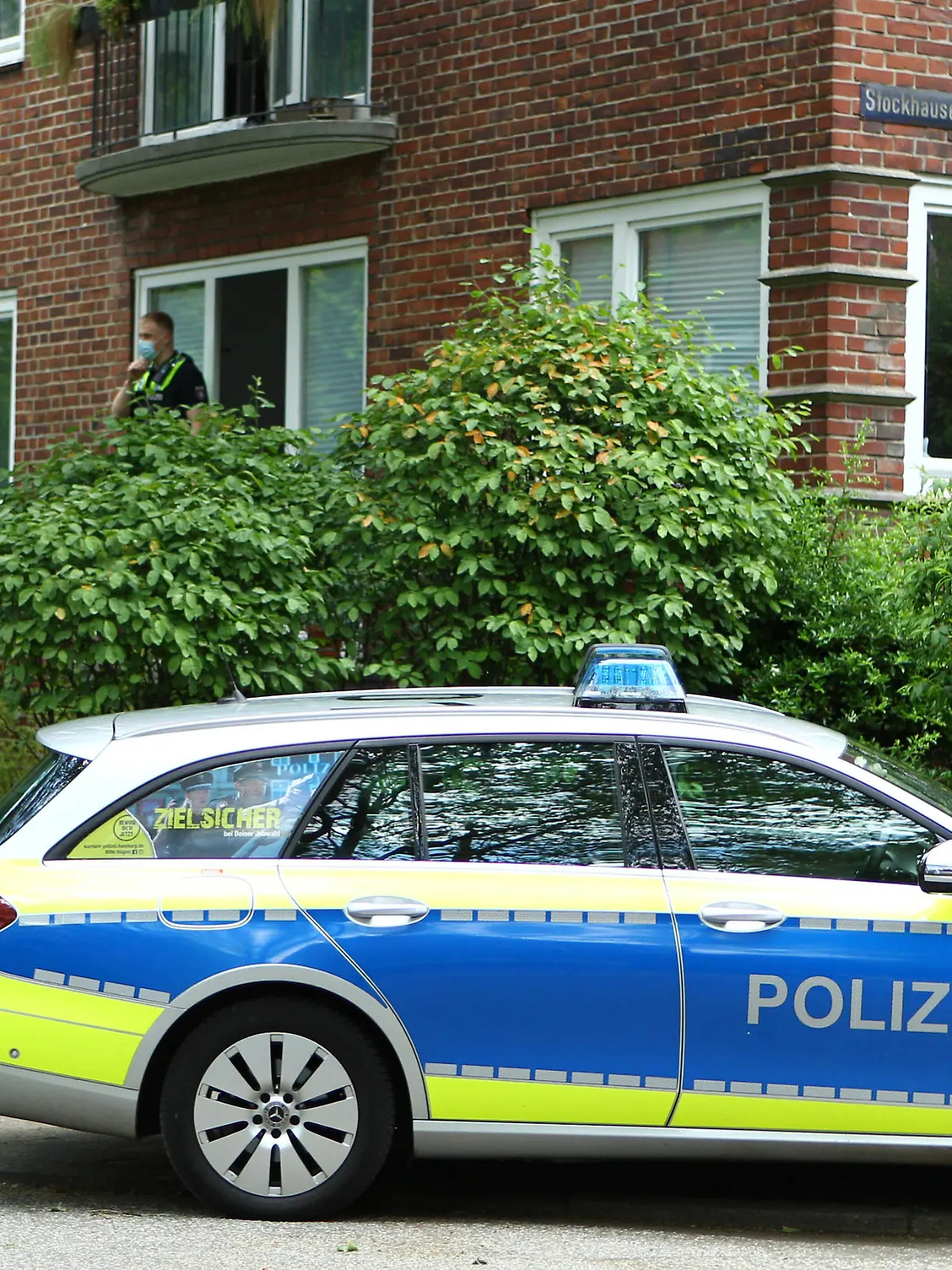  In der Burmesterstraße kam es am Mittwoch, den 9. Juni, zu einem Feuerwehr-Einsatz, nachdem Bewohner eines mehrstöckigen Hauses Rauchentwicklung aus einer Wohnung im Erdgeschoss gemeldet hatten. Die Polizei war ebenfalls mit mehreren Einsatzwagen vor Ort. Der Einsatz dauerte nur wenige Minuten, einen Wohnungsbrand gab es nicht. Barmbek Hamburg *** In the Burmesterstraße it came on Wednesday, June 9, to a fire brigade operation, after residents of a multi-storey house had reported smoke development from an apartment on the ground floor The police was also on site with several emergency vehicles The operation lasted only a few minutes, there was no apartment fire Barmbek Hamburg