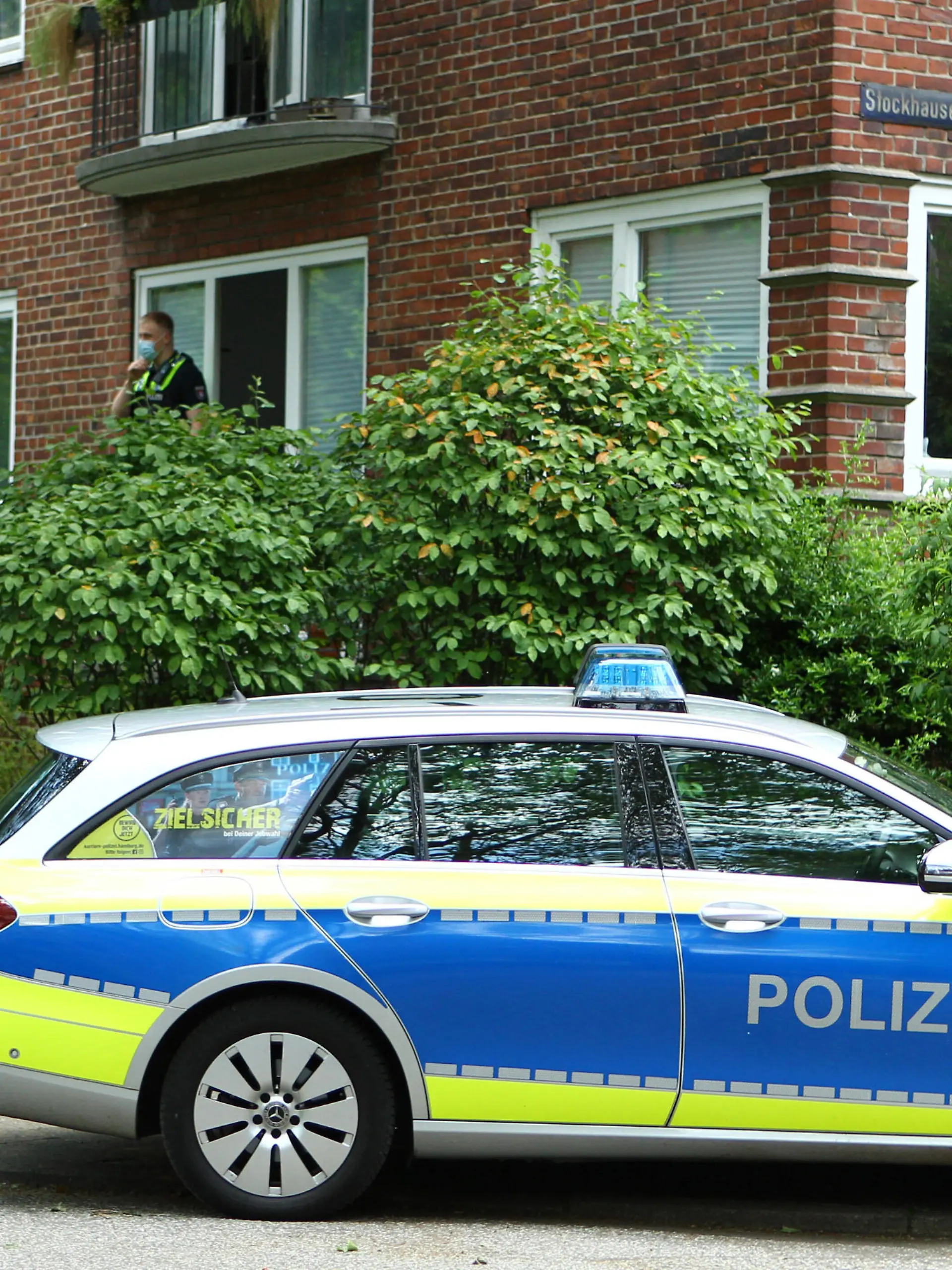  In der Burmesterstraße kam es am Mittwoch, den 9. Juni, zu einem Feuerwehr-Einsatz, nachdem Bewohner eines mehrstöckigen Hauses Rauchentwicklung aus einer Wohnung im Erdgeschoss gemeldet hatten. Die Polizei war ebenfalls mit mehreren Einsatzwagen vor Ort. Der Einsatz dauerte nur wenige Minuten, einen Wohnungsbrand gab es nicht. Barmbek Hamburg *** In the Burmesterstraße it came on Wednesday, June 9, to a fire brigade operation, after residents of a multi-storey house had reported smoke development from an apartment on the ground floor The police was also on site with several emergency vehicles The operation lasted only a few minutes, there was no apartment fire Barmbek Hamburg