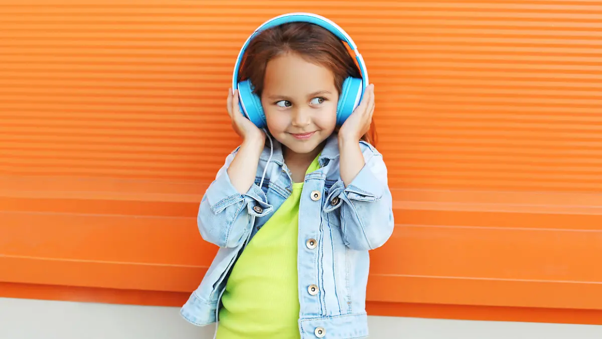 Kinderkopfhörer: Kleines Mädchen hört Musik.