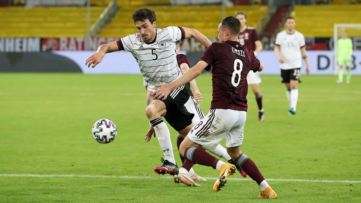 Mats Hummels, Eduards Emsis / Aktion / Spielszene / Zweikampf / / Fußball Fussball / Testspiel Länderspiel Nationalmannschaft DFB Herren / Saison 2020/2021 / 07.06.2021 / Deutschland GER vs. Lettland LAT Latvia / Geisterspiel wegen Corona Covid 19 / DFL regulations prohibit any use of photographs as image sequences and/or quasi-video. / *** Mats Hummels, Eduards Emsis action match scene duel sport football soccer test match international match national team DFB men season 2020 2021 07 06 2021 Germany GER vs Latvia LAT Latvia ghost match due to Corona Covid 19 DFL regulations prohibit any use of photographs as image sequences and or quasi video 