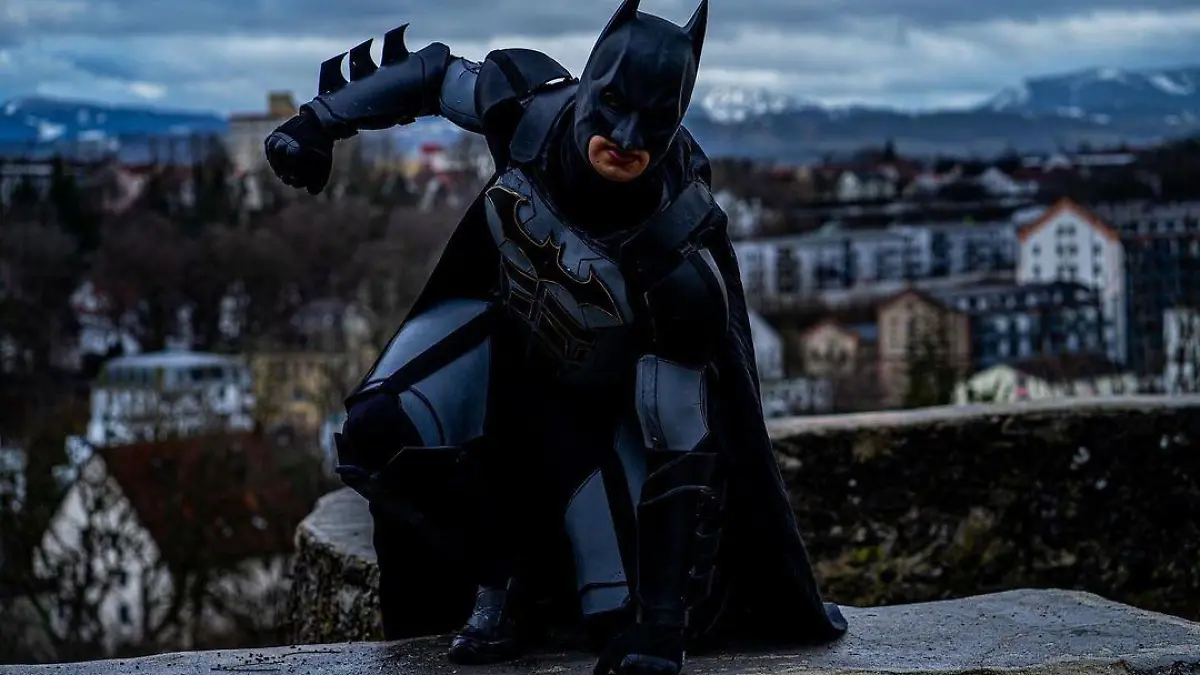 Der Batman von Kempten postet immer wieder Bilder seiner Kostüme auf Instagram.