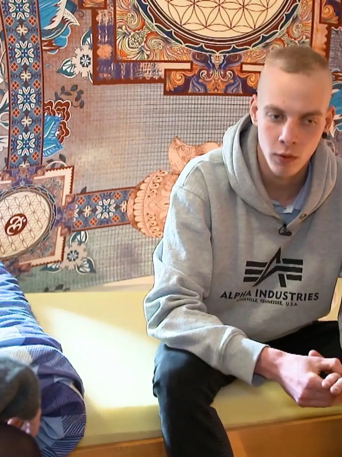 Timo war als Jugendlicher jahrelang abhängig  von Legal Highs - psychoaktven Substanzen, die frei über das Internet erhältlich sind. Im Interview erzählt er uns von den schlimmen Folgen seiner Sucht - und seinem dunkelsten Moment: dem Tod seines Freundes.