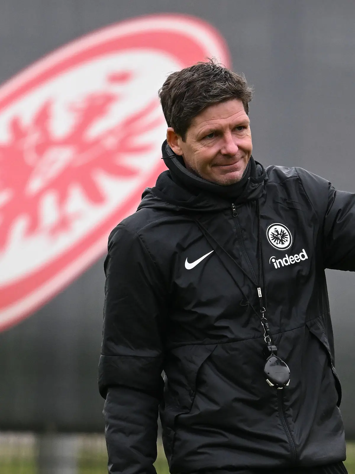 ARCHIV - 14.03.2023, Hessen, Frankfurt/Main: Fußball: Champions League, vor dem Achtelfinal-Rückspiel SSC Neapel - Eintracht Frankfurt. Cheftrainer Oliver Glasner grüßt beim Abschlusstraining von Eintracht Frankfurt die anwesenden Journalisten. (zu "Eintracht Frankfurt trennt sich zum Saisonende von Trainer Glasner") Foto: Arne Dedert/dpa +++ dpa-Bildfunk +++
