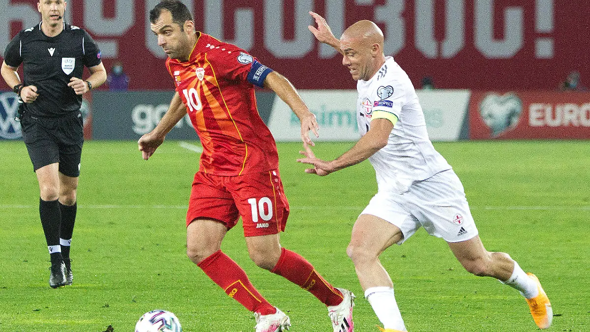 ARCHIV - 12.11.2020, Georgien, Tbilisi: Fußball: EM-Qualifikation, Georgien - Nordmazedonien. Georgiens Jaba Kankava (r) gegen Nordmazedoniens Goran Pandev. (zu Themenpaket Fußball-EM und dpa-KORR «Die EM-Teilnehmer im Kurzporträt (Gruppen C und D») Foto: Shakh Aivazov/AP/dpa +++ dpa-Bildfunk +++