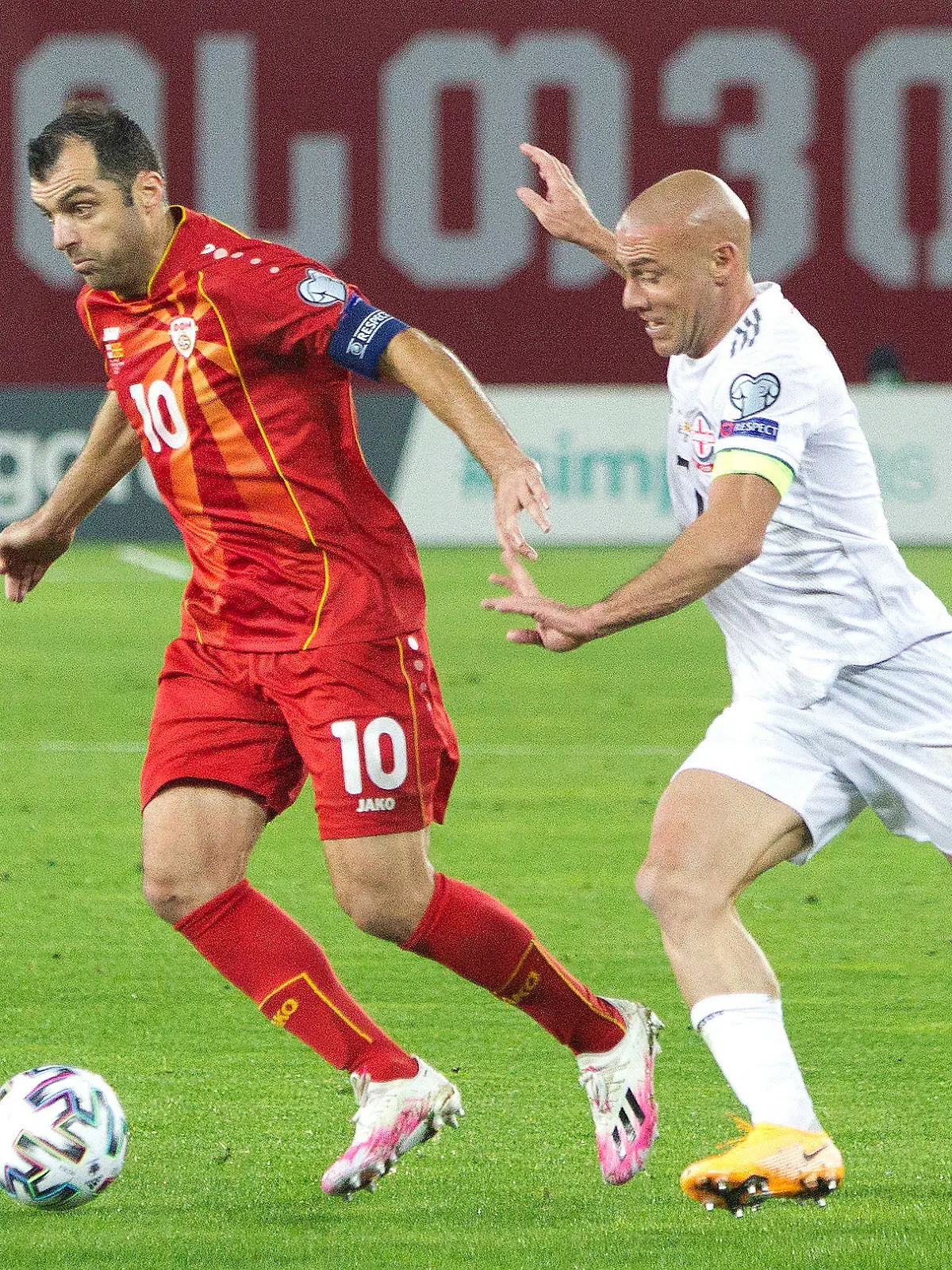 ARCHIV - 12.11.2020, Georgien, Tbilisi: Fußball: EM-Qualifikation, Georgien - Nordmazedonien. Georgiens Jaba Kankava (r) gegen Nordmazedoniens Goran Pandev. (zu Themenpaket Fußball-EM und dpa-KORR «Die EM-Teilnehmer im Kurzporträt (Gruppen C und D») Foto: Shakh Aivazov/AP/dpa +++ dpa-Bildfunk +++