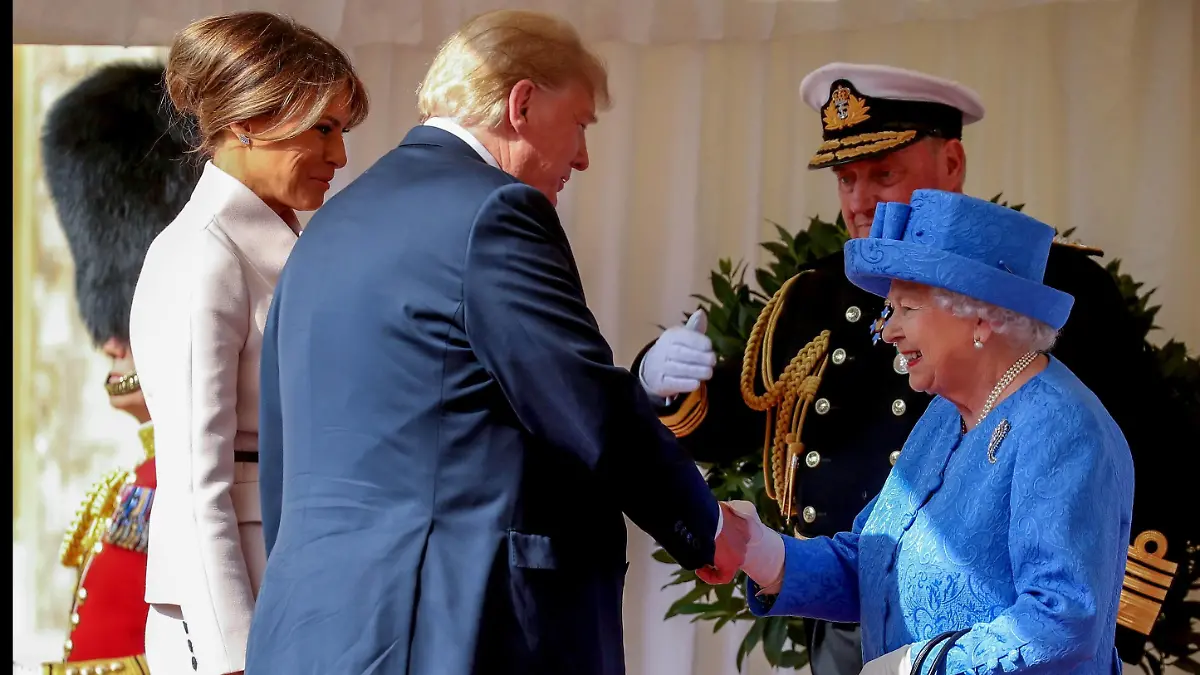 . 13/07/2018. Windsor, United Kingdom. Donald Trump meets with HM The Queen. Queen Elizabeth II greets President of the United States, Donald Trump and First Lady, Melania Trump at Windsor Castle on July 13, 2018 in Windsor, England. Her Majesty welcomed the President and Mrs Trump at the dais in the Quadrangle of the Castle. A Guard of Honour, formed of the Coldstream Guards, gave a Royal Salute and the US National Anthem was played. The Queen and the President inspected the Guard of Honour before watching the military march past. The President and First Lady then joined Her Majesty for tea at the Castle. PUBLICATIONxINxGERxSUIxAUTxHUNxONLY xi-Imagesx/xPoolx IIM-18199-0003