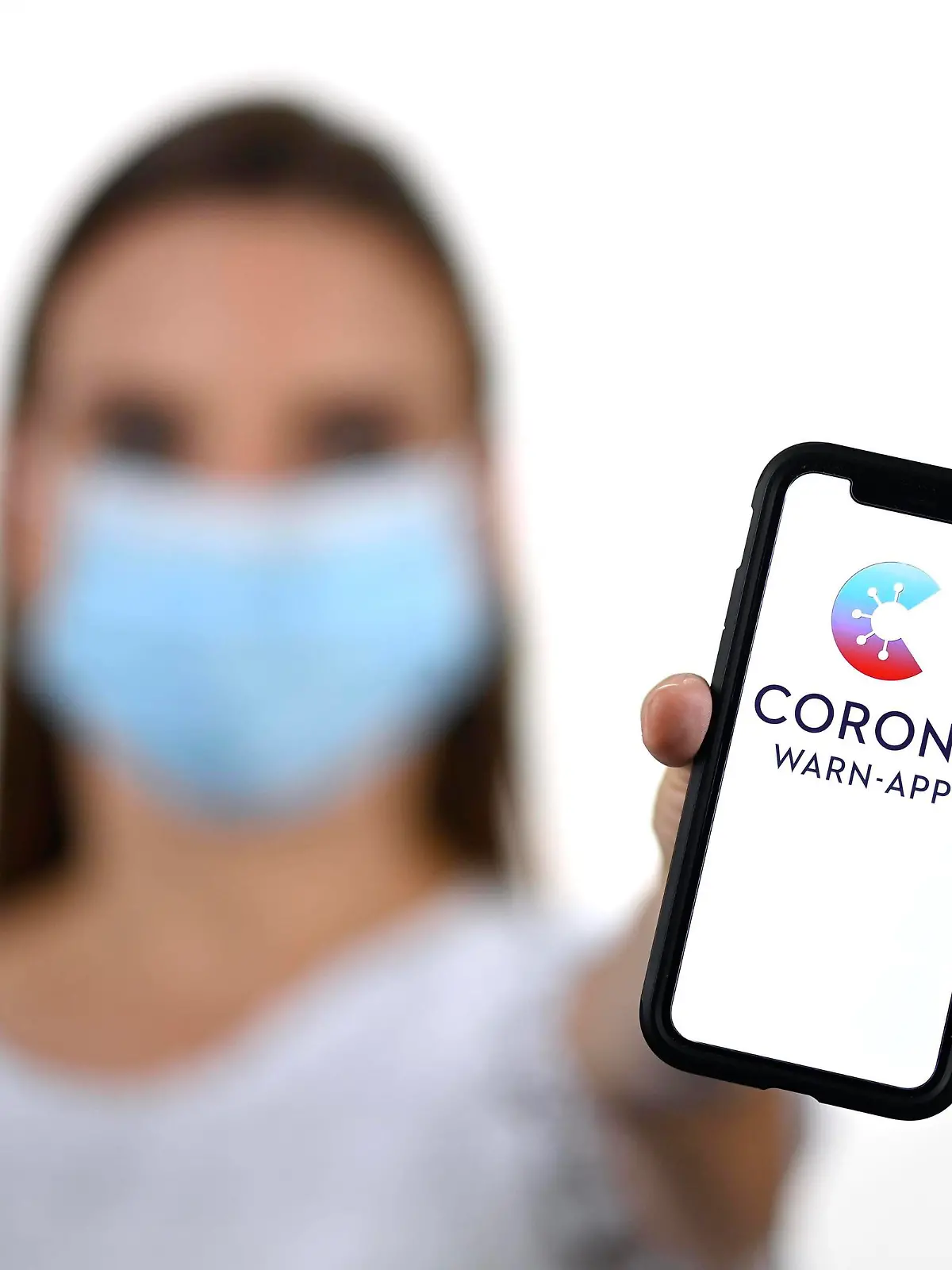  Frau mit Mundschutzmaske, zeigt Smartphone mit Corona Warn-APP, Corona-Krise, Baden-Württemberg, Deutschland, Europa *** Woman with face mask, showing Smartphone with Corona Warn APP, Corona crisis, Baden Württemberg, Germany, Europe Copyright: imageBROKER/MichaelxWeber iblimw05851155.jpg Bitte beachten Sie die gesetzlichen Bestimmungen des deutschen Urheberrechtes hinsichtlich der Namensnennung des Fotografen im direkten Umfeld der Veröffentlichung!