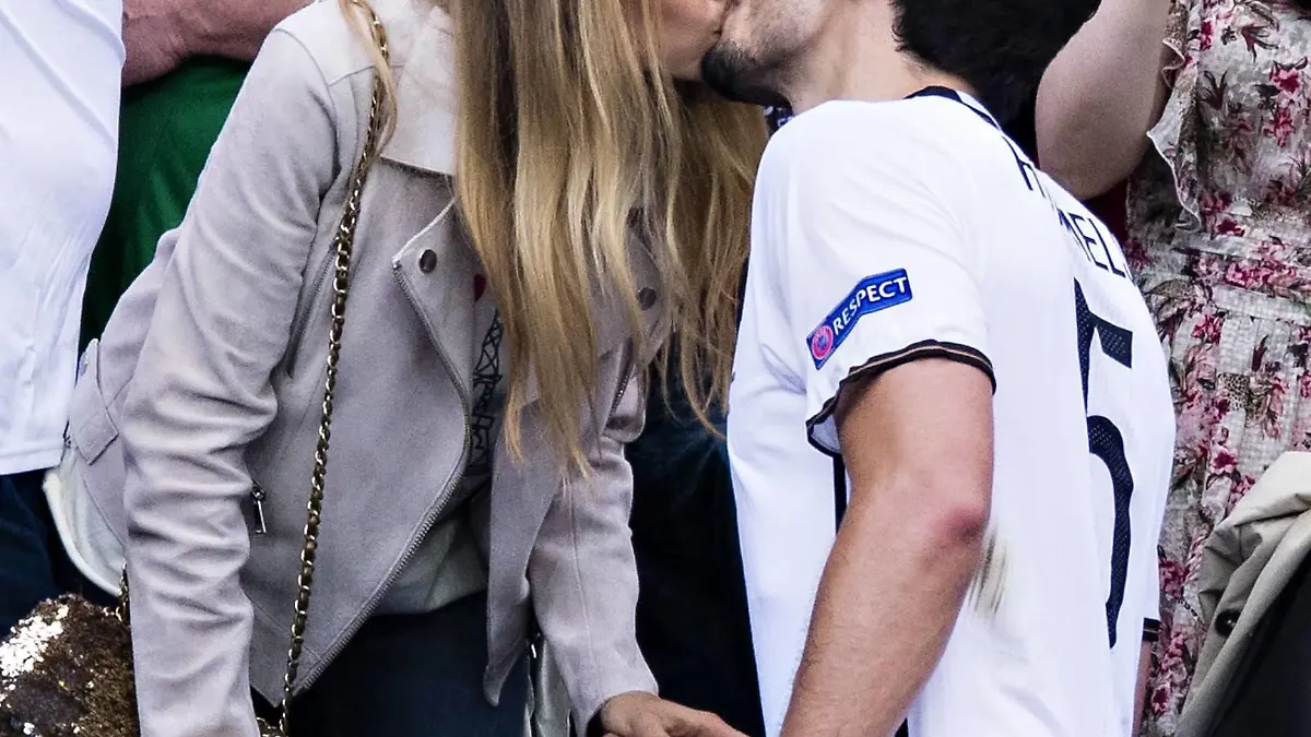 Themen der Woche - Sport Bilder des Tages - SPORT EURO 2016, Nordirland - Deutschland, EM Euro Länderspiel Nationalteam Mats Hummels und Ehefrau Cathy tauschen Zärtlichkeiten aus Paris, 21.06.2016, Prinzenpark Cathy (Frau von Mats Hummels) küsst ihren Ehemann Mats Hummels (Deutschland) Nordirland - Deutschland mmTopics the Week Sports Images the Day Sports Euro 2016 Northern Ireland Germany euro Euro international match National team Mats Hummels and Wife Cathy exchange Tenderness out Paris 21 06 2016 Princeu0026#39;s Park Cathy Woman from Mats Hummels kiss theirs Husband Mats Hummels Germany Northern Ireland Germany mm  