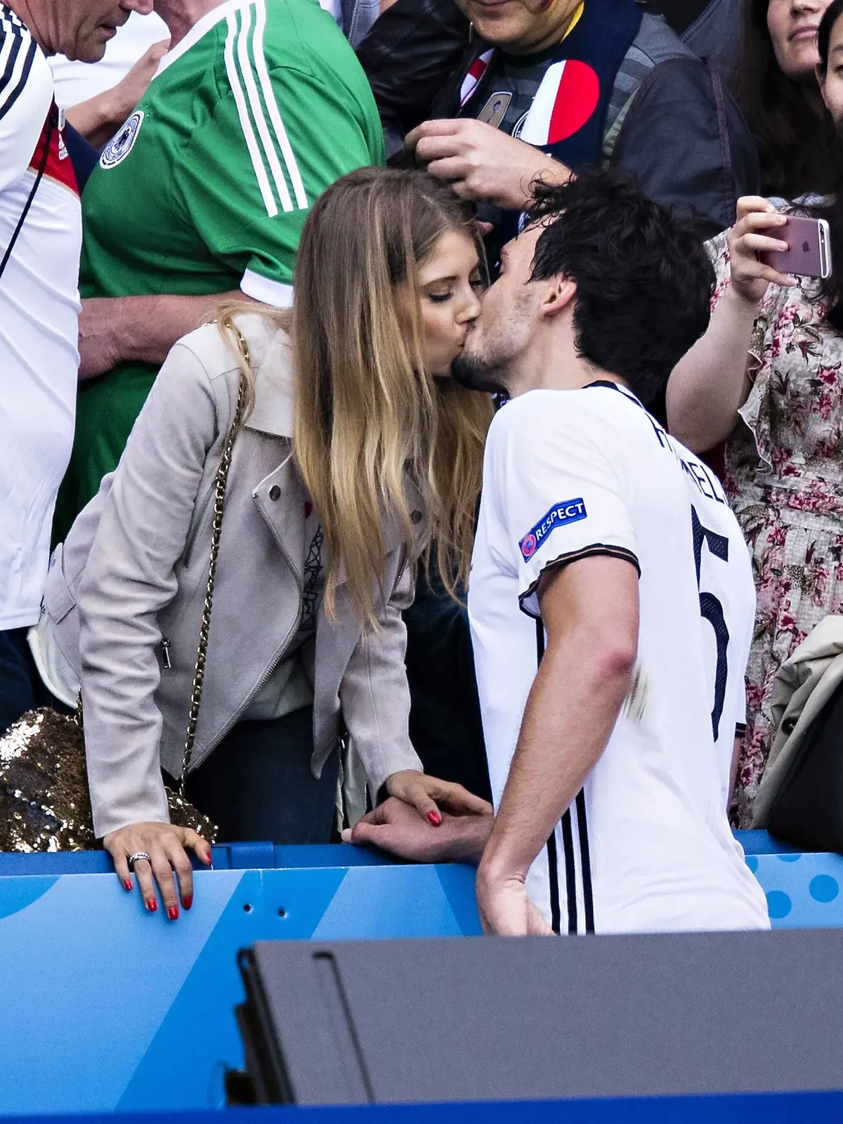 Themen der Woche - Sport Bilder des Tages - SPORT EURO 2016, Nordirland - Deutschland, EM Euro Länderspiel Nationalteam Mats Hummels und Ehefrau Cathy tauschen Zärtlichkeiten aus Paris, 21.06.2016, Prinzenpark Cathy (Frau von Mats Hummels) küsst ihren Ehemann Mats Hummels (Deutschland) Nordirland - Deutschland mmTopics the Week Sports Images the Day Sports Euro 2016 Northern Ireland Germany euro Euro international match National team Mats Hummels and Wife Cathy exchange Tenderness out Paris 21 06 2016 Princeu0026#39;s Park Cathy Woman from Mats Hummels kiss theirs Husband Mats Hummels Germany Northern Ireland Germany mm  