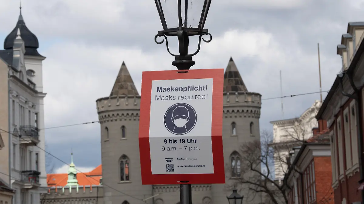 ARCHIV - 14.04.2021, Brandenburg, Potsdam: «Maskenpflicht» steht auf einem Schild in der Potsdamer Innenstadt. Brandenburgs Landesregierung beschloss angesichts sinkender Infektionszahlen am Dienstag weitreichende Lockerungen: Die Maskenpflicht etwa im Freien fällt weg. (zu dpa: «Brandenburg hebt Kontaktbeschränkungen auf und öffnet Clubs») Foto: Paul Zinken/dpa-Zentralbild/dpa - ACHTUNG: Verwendung nur im vollen Format +++ dpa-Bildfunk +++