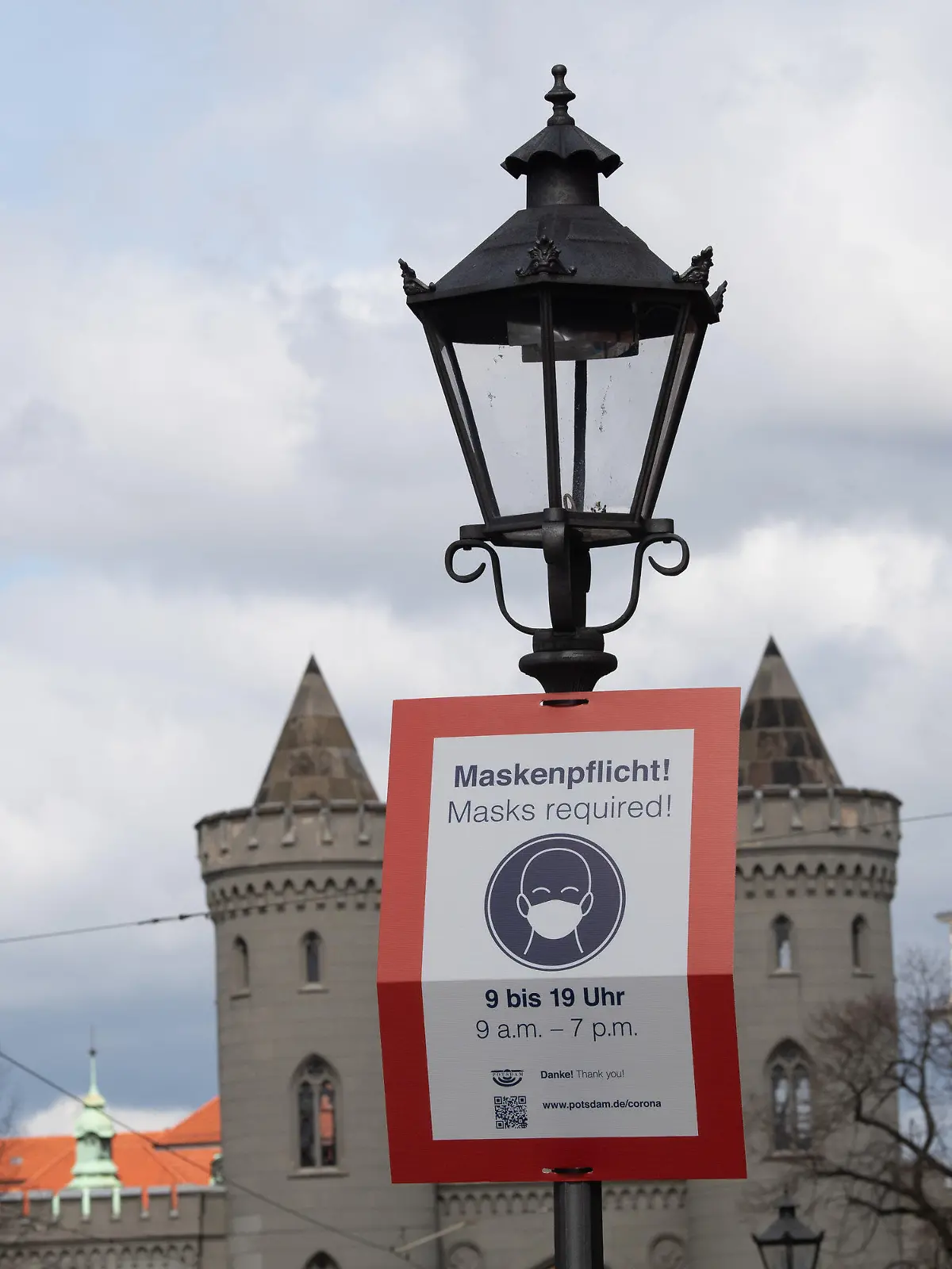 ARCHIV - 14.04.2021, Brandenburg, Potsdam: «Maskenpflicht» steht auf einem Schild in der Potsdamer Innenstadt. Brandenburgs Landesregierung beschloss angesichts sinkender Infektionszahlen am Dienstag weitreichende Lockerungen: Die Maskenpflicht etwa im Freien fällt weg.  (zu dpa: «Brandenburg hebt Kontaktbeschränkungen auf und öffnet Clubs») Foto: Paul Zinken/dpa-Zentralbild/dpa - ACHTUNG: Verwendung nur im vollen Format +++ dpa-Bildfunk +++