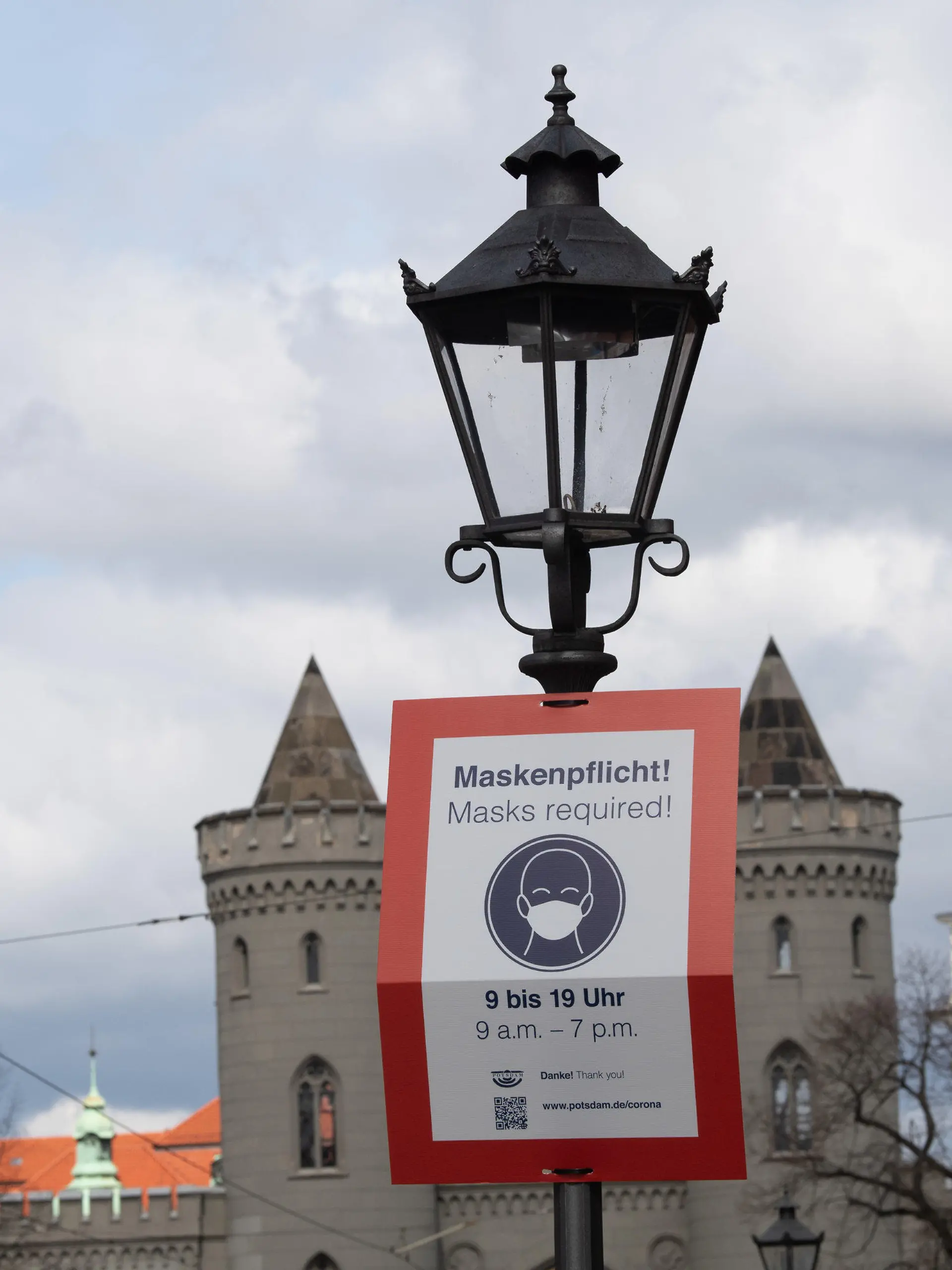 ARCHIV - 14.04.2021, Brandenburg, Potsdam: «Maskenpflicht» steht auf einem Schild in der Potsdamer Innenstadt. Brandenburgs Landesregierung beschloss angesichts sinkender Infektionszahlen am Dienstag weitreichende Lockerungen: Die Maskenpflicht etwa im Freien fällt weg.  (zu dpa: «Brandenburg hebt Kontaktbeschränkungen auf und öffnet Clubs») Foto: Paul Zinken/dpa-Zentralbild/dpa - ACHTUNG: Verwendung nur im vollen Format +++ dpa-Bildfunk +++