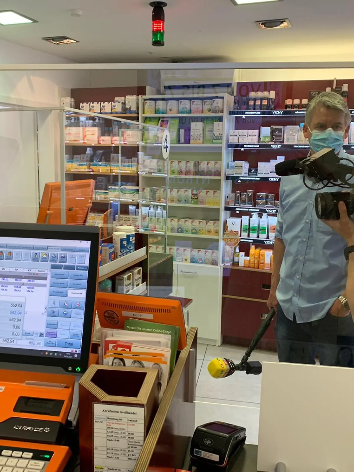 RTL-Reporter Jürgen Weichert versucht in einer Apotheke in Oberursel einen digitalen Impfnachweis zu bekommen.