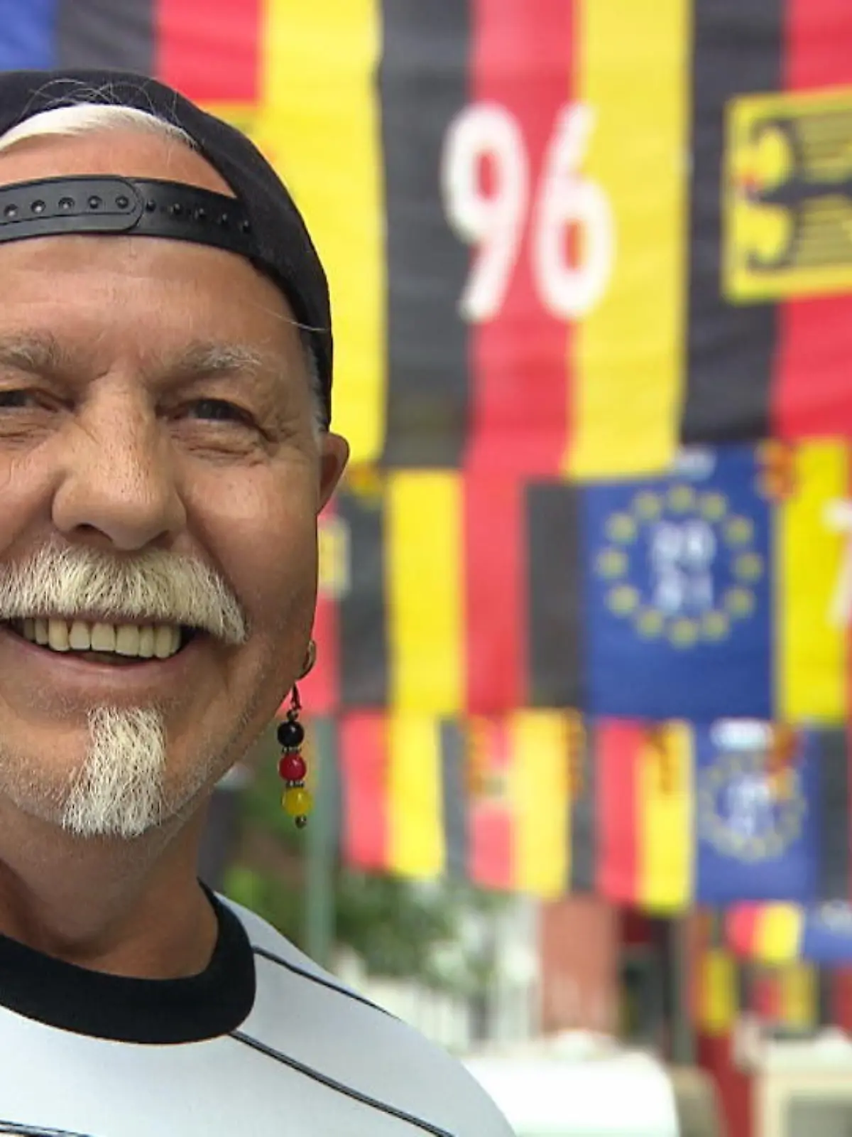 Bild zu: "Fußball-Fan mit Flaggenmeer"