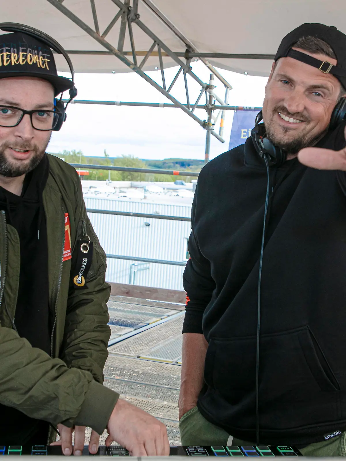 Sachsens Star-DJs STEREOACT - Sebastian Seidel li. und Rico Einenkel re. - legen in luftiger Höhe auf einem 10 Meter hohen Gerüst der Firma Gemeinhardt Service GmbH Roßwein live auf im Rahmen eines Facebook-Live-Streams. Mit dieser Aktion möchte die Roßweiner Firma für sich als Ausbildungsbetrieb werben. Mehr als 1200 Fans von Stereoact verfolgten den Livestream. *** Saxonys star DJs STEREOACT Sebastian Seidel left and Rico Einenkel right perform live at a dizzy height on a 10-metre-high scaffolding of the company Gemeinhardt Service GmbH Roßwein as part of a Facebook Live Stream With this action, the Roßwein company wants to advertise itself as a training company More than 1200 fans of Stereoact followed the live stream 