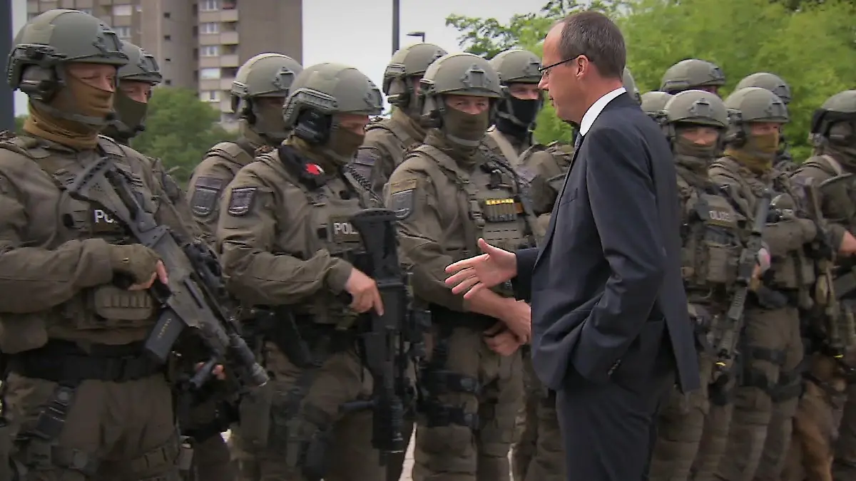 Peter Beuth hat das SEK in Frankfurt aufgelöst. 2017 hat der Innenminister eine Übung der Einheit noch besucht. (Archivfoto)