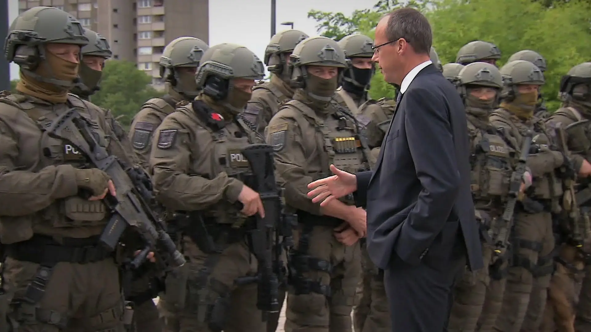 Peter Beuth hat das SEK in Frankfurt aufgelöst. 2017 hat der Innenminister eine Übung der Einheit noch besucht. (Archivfoto)