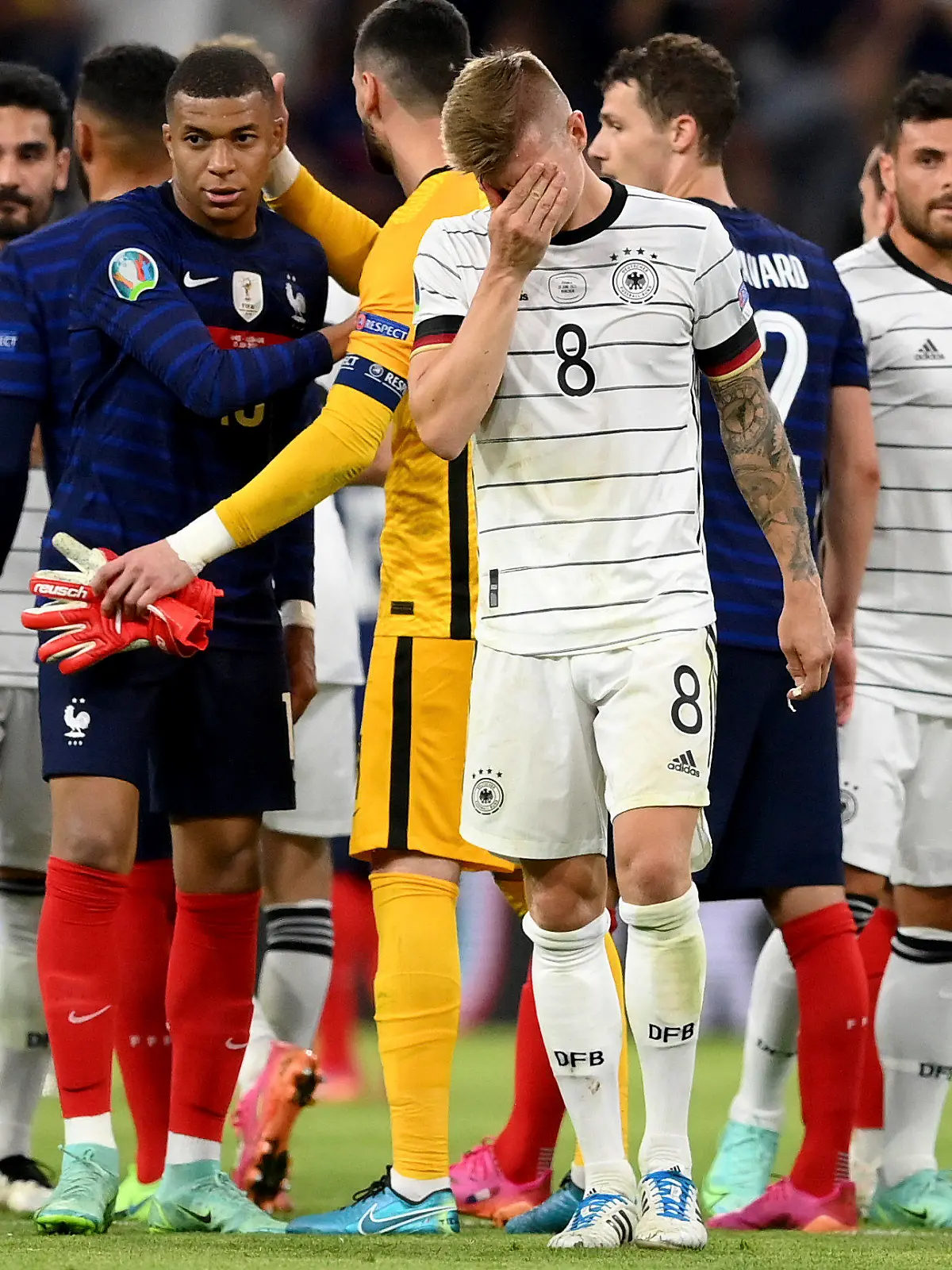 15.06.2021, Munich: Fußball: EM, Frankreich - Deutschland, Vorrunde, Gruppe F, 1. Spieltag in der EM-Arena München. Deutschlands Tony Kroos (3,v,r.,8) reagiert nach Spielende. Important: For editorial news reporting purposes only. Not used for commercial or marketing purposes without prior written approval of UEFA. Images must appear as still images and must not emulate match action video footage. Photographs published in online publications (whether via the Internet or otherwise) shall have an interval of at least 20 seconds between the posting. Foto: Matthias Hangst/Getty Pool/AP/dpa +++ dpa-Bildfunk +++