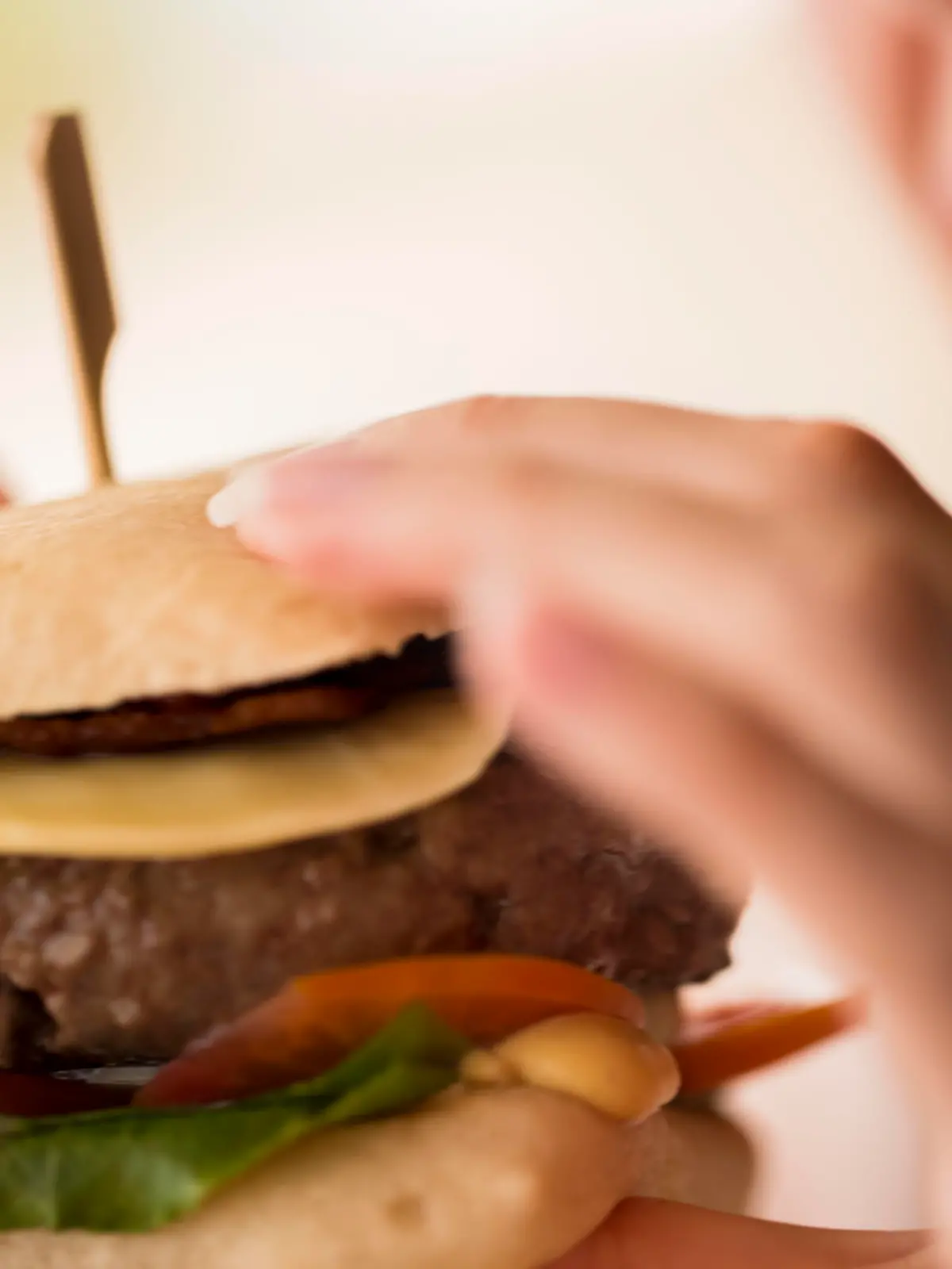 Frau isst Burger