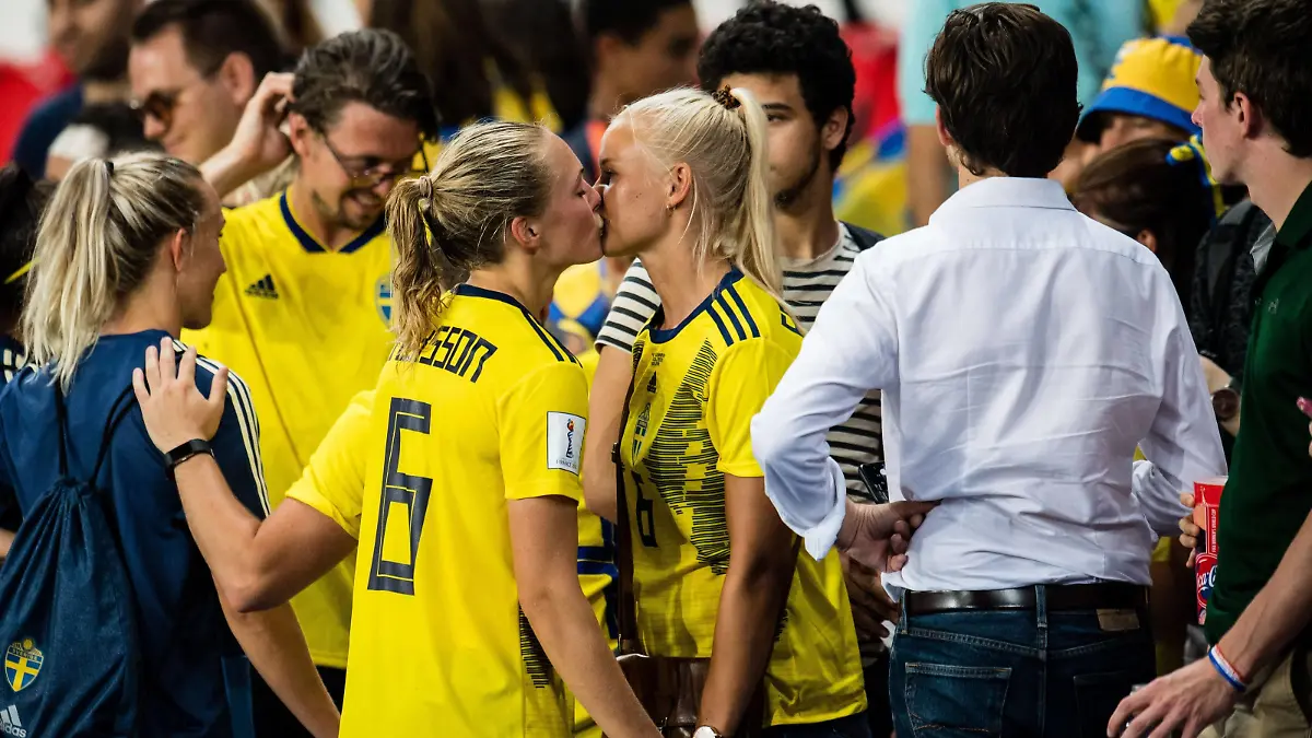 190624 Magdalena Eriksson of Sweden and her girlfriend Pernille Harder celebrates winning during the FIFA Women s World Cup round of sixteen match between Sweden and Canada on June 24, 2019 in Paris. Photo: Simon Hastegard / Bildbyran / Kod SH / 180086 bbeng fotboll football fotball soccer dam women kvinner frankrike france vm vm 2019 verdensmesterskap världsmästerskap fifa women s world cup 2019 world cup attondelsfinal knockout stage canada kanada sverige sweden jubel celelbration *** 190624 Magdalena Eriksson of Sweden and her girlfriend Pernille Harder celebrates winning during the FIFA Women s World Cup round of sixteen match between Sweden and Canada on June 24, 2019 in Paris Photo Simon Hastegard Bildbyran Kod SH 180086 bbeng fotboll football fotball soccer dam women kvinner frankrike france vm vm 2019 verdensmesterskap världsmästerskap fifa women s world cup 2019 world cup attondelsfinal knockout stage canada kanada sverige sweden jubel celelbration, PUBLICATIONxNOTxINxDENxNORxSWExFINxAUT Copyright: SIMONxHASTEGARD BB190624SH130