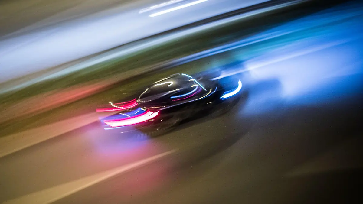 ARCHIV - 14.10.2016, Hessen, Frankfurt/Main: Zu Lichtspuren verwischt sind die Fahrzeuge auf der Autobahn 661. Die Aufnahme entstand mitgezogen aus freier Hand bei einer Belichtungszeit von einer fünftel Sekunde. (Illustration zu dpa «Zahl der Anzeigen nach illegalen Autorennen steigt deutlich») Foto: Frank Rumpenhorst/dpa +++ dpa-Bildfunk +++