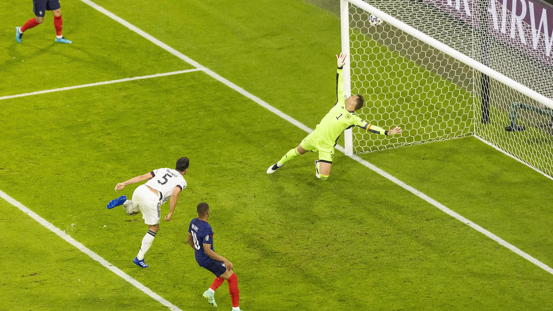 Tor zum 1:0 durch ein Eigentor von Mats Hummels Deutschland gegen Torwart Manuel Neuer Deutschland Frankreich - Deutschland München, 15.06.2021, Fussball, Saison 2020/21 Foto: Moritz Müller *** Goal to 1 0 by an own goal by Mats Hummels Germany against goalkeeper Manuel Neuer Germany France Germany Munich, 15 06 2021, Football, 2020 21 season Photo Moritz Müller.