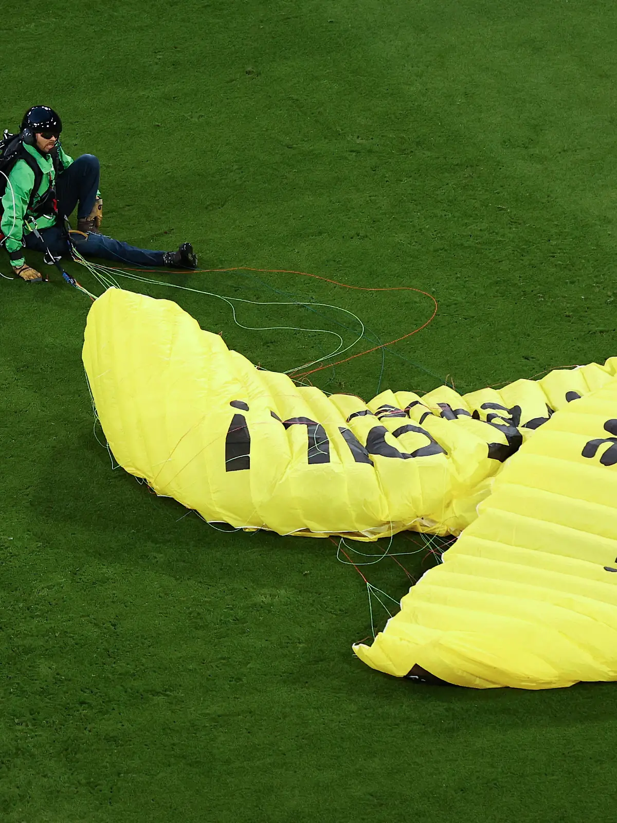 Greenpeace-Aktion mitten im EM-Auftakt.