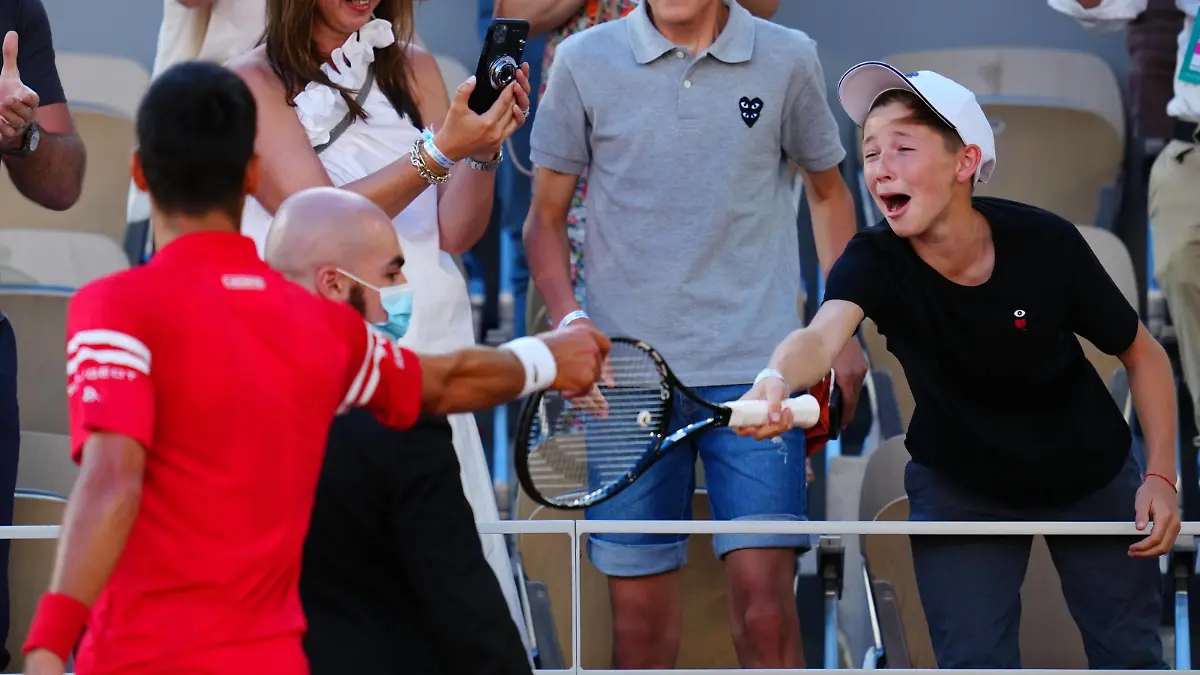 Mandatory Credit: Photo by Javier Garcia/BPI/Shutterstock 12058233ih Novak Djokovic hands his racquet to an excited young fan after winning the Men s Singles final French Open Tennis, Day Fifteen, Roland Garros, Paris, France - 13 Jun 2021 French Open Tennis, Day Fifteen, Roland Garros, Paris, France - 13 Jun 2021 PUBLICATIONxINxGERxSUIxAUTXHUNxGRExMLTxCYPxROMxBULxUAExKSAxONLY Copyright: xJavierxGarcia/BPI/Shutterstockx 12058233ih