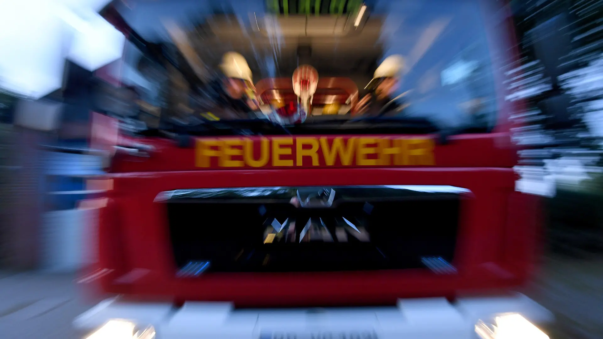 ARCHIV - 17.07.2019, Schleswig-Holstein, Aukrug-Homfeld: Feuerwehrmänner der freiwilligen Feuerwehr Aukrug-Homfeld sitzen in ihrem Fahrzeug. (Zu dpa: «Freiwillige Feuerwehren im Norden mit Mitgliederzuwachs») Foto: Carsten Rehder/dpa +++ dpa-Bildfunk +++