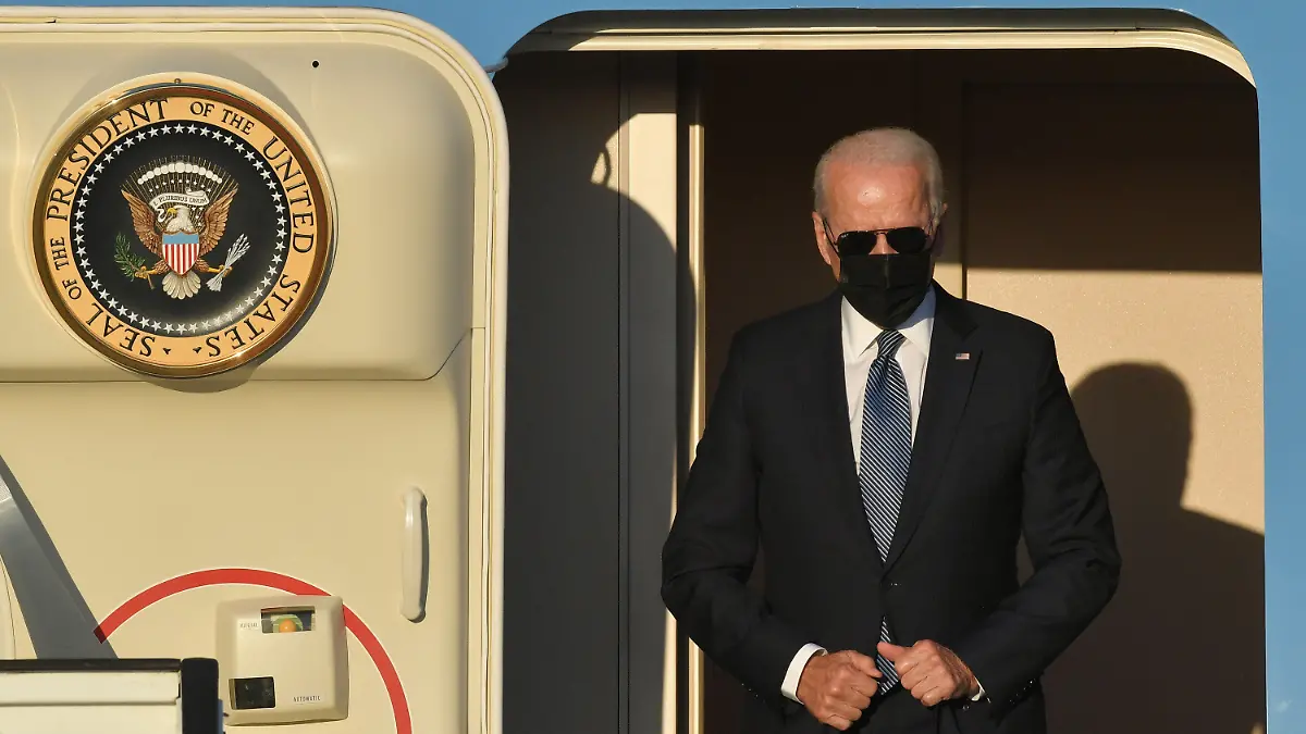 13.06.2021, Belgien, Steenokkerzeel: Joe Biden, Präsident der USA, steigt aus der Air Force One bei seiner Ankunft auf dem Militärflughafen Melsbroek. Die Staats- und Regierungschefs der 30 Nato-Staaten kommen am 14.06.2021 zu einem Gipfeltreffen in Brüssel zusammen. Foto: Benoit Doppagne/BELGA/dpa +++ dpa-Bildfunk +++