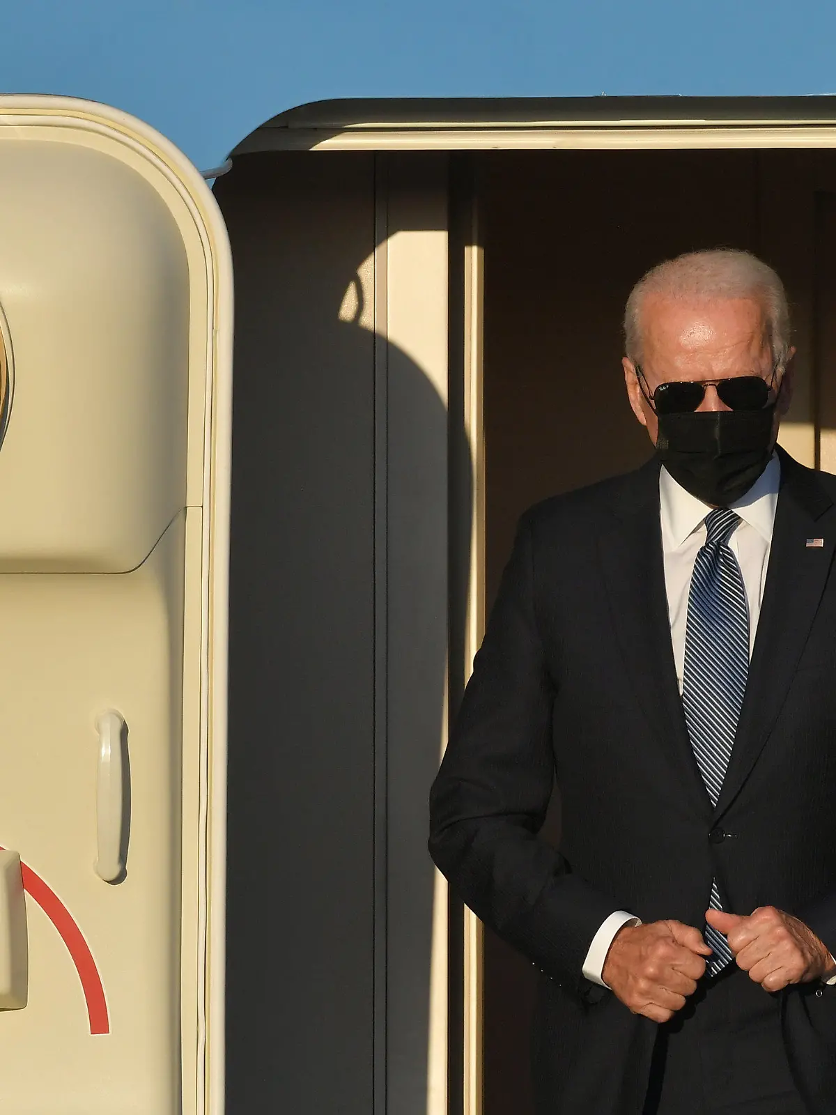 13.06.2021, Belgien, Steenokkerzeel: Joe Biden, Präsident der USA, steigt aus der Air Force One bei seiner Ankunft auf dem Militärflughafen Melsbroek. Die Staats- und Regierungschefs der 30 Nato-Staaten kommen am 14.06.2021 zu einem Gipfeltreffen in Brüssel zusammen. Foto: Benoit Doppagne/BELGA/dpa +++ dpa-Bildfunk +++