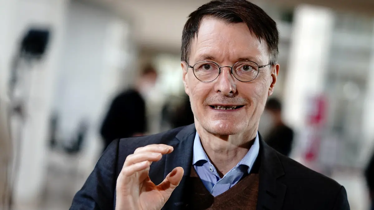 ARCHIV - 24.03.2021, Berlin: Karl Lauterbach, Gesundheitsexperte der SPD, gibt ein Interview, nachdem Bundeskanzlerin Merkel (CDU) im Bundestag bei der Regierungsbefragung die Fragen der Bundestagsabgeordneten beantwortet hat. Zu Beginn der Corona-Pandemie haben sich die Jungen für die Alten zurückgenommen. Und jetzt? Sind die Alten geimpft und wollen ihre Freiheiten zurück. (zu dpa: «Die große Corona-Generationendebatte: Sind die Alten undankbar?») Foto: Kay Nietfeld/dpa +++ dpa-Bildfunk +++