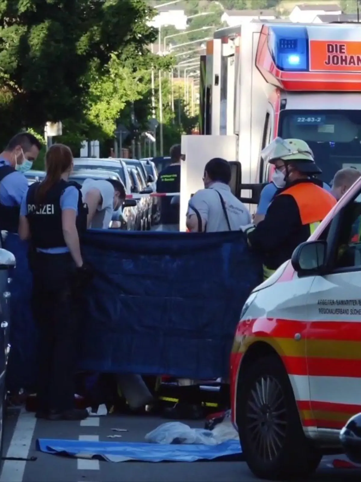 Einsatzkräfte haben den Jungen nach dem Unfall in Bensheim behandelt.
