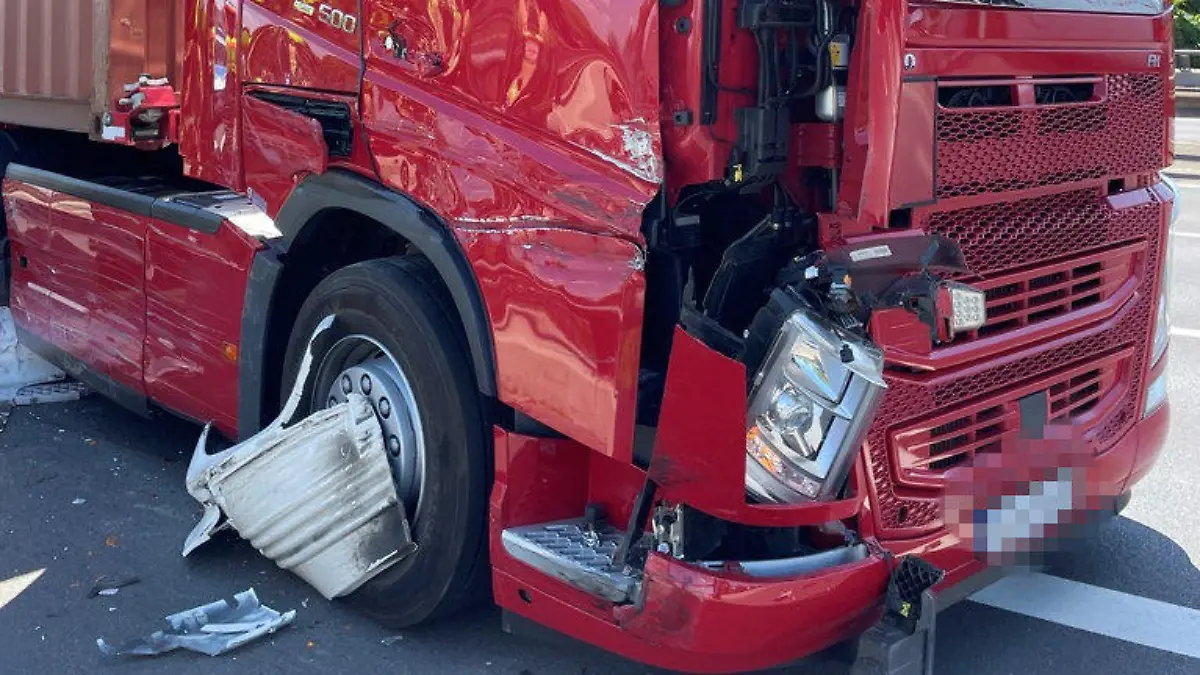 Der LKW von Frank Schöller ist nach der Rettungsaktion stark beschädigt.