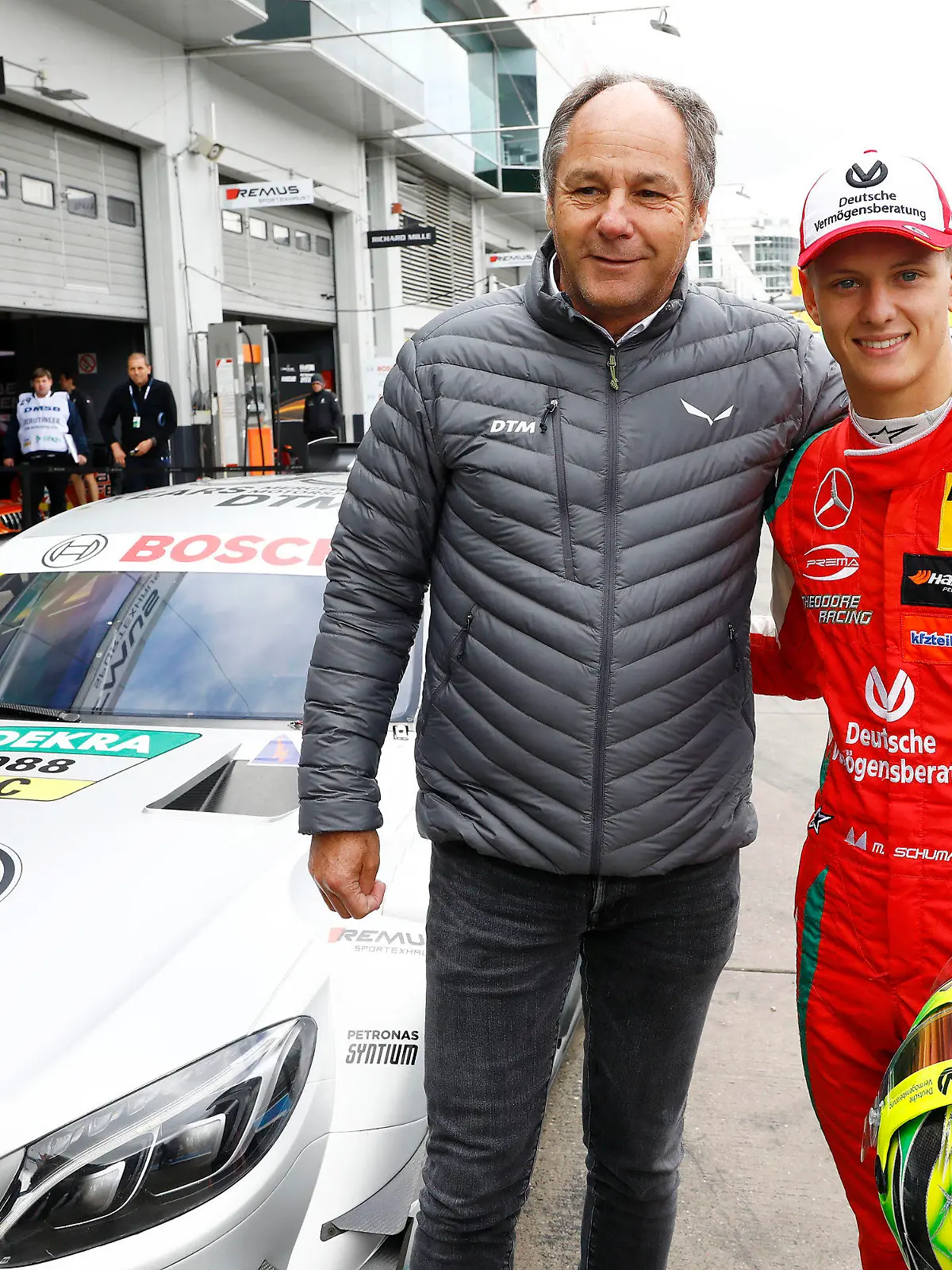 HANDOUT - 07.09.2018, Rheinland-Pfalz, Nürburg: Das Handout der DTM zeigt den Rennfahrer Mick Schumacher (r) und Gerhard Berger, Chef der DTM Rennserie, neben einem Mercedes-AMG. Der 19 Jahre alte Schumacher hatte zuvor auf dem Nürburgring erstmals für Showrunden am Steuer eines Fahrzeugs des Deutschen Tourenwagen Masters gesessen. Foto: Juergen Tap/Hoch Zwei/dpa - ACHTUNG: Nur zur redaktionellen Verwendung und nur mit vollständiger Nennung des vorstehenden Credits +++ dpa-Bildfunk +++