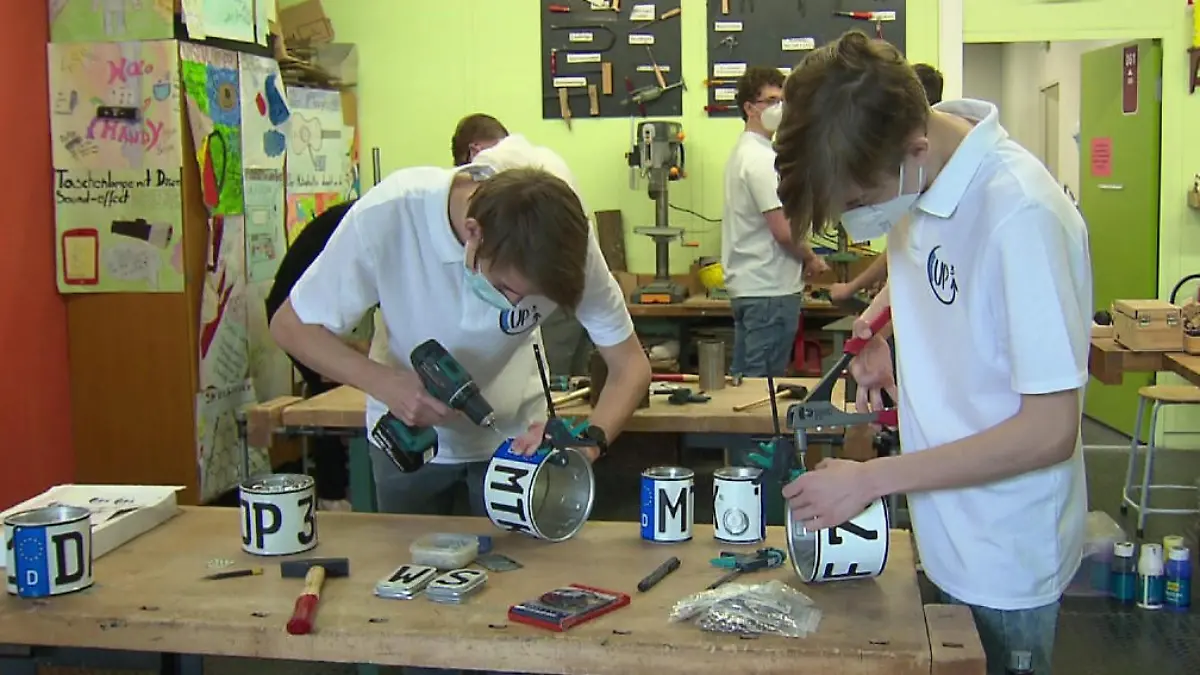 Kreatives aus alten Kennzeichen Schüler-Startup aus Kelkheim (Hessen)